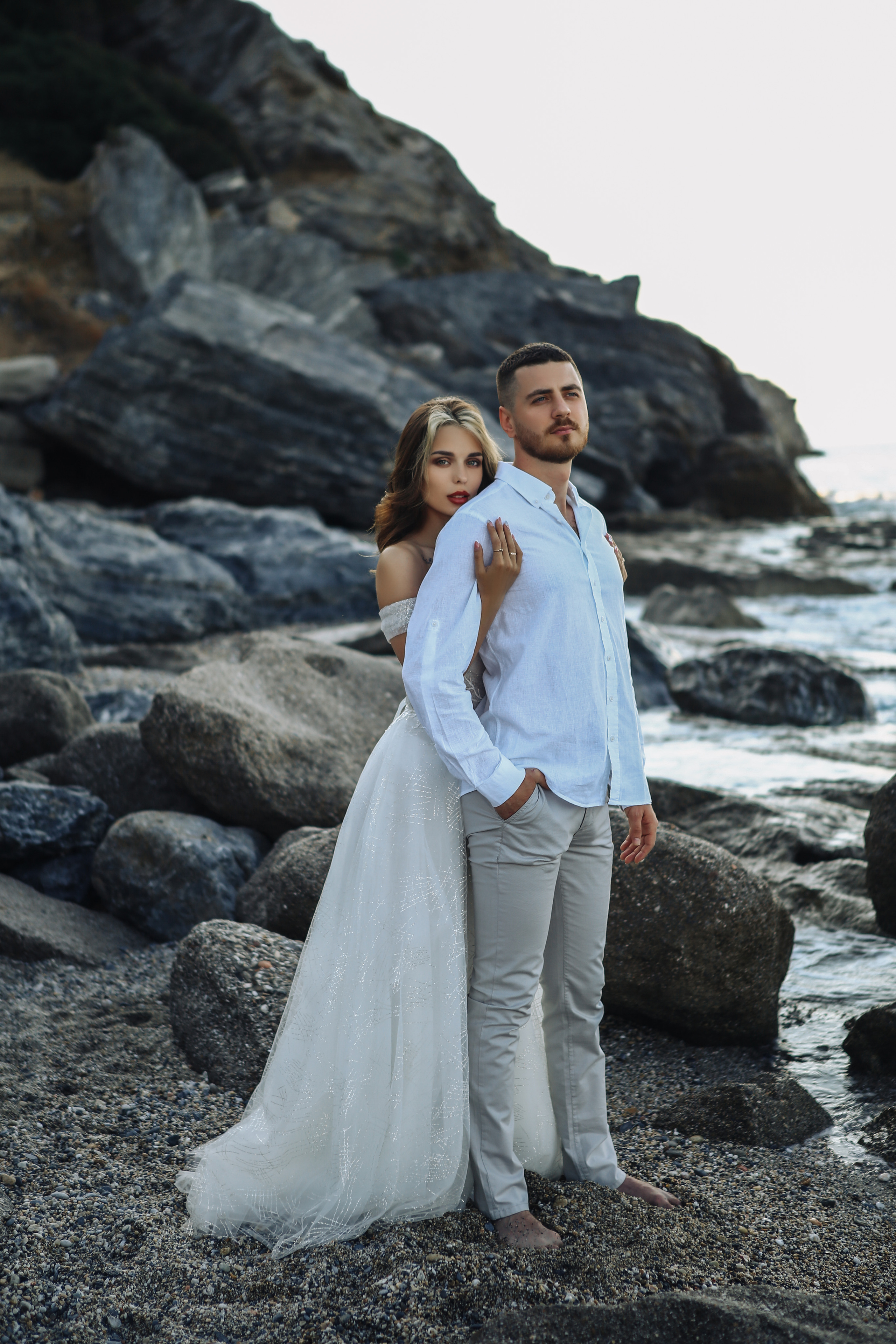 Влюбленная пара на берегу моря