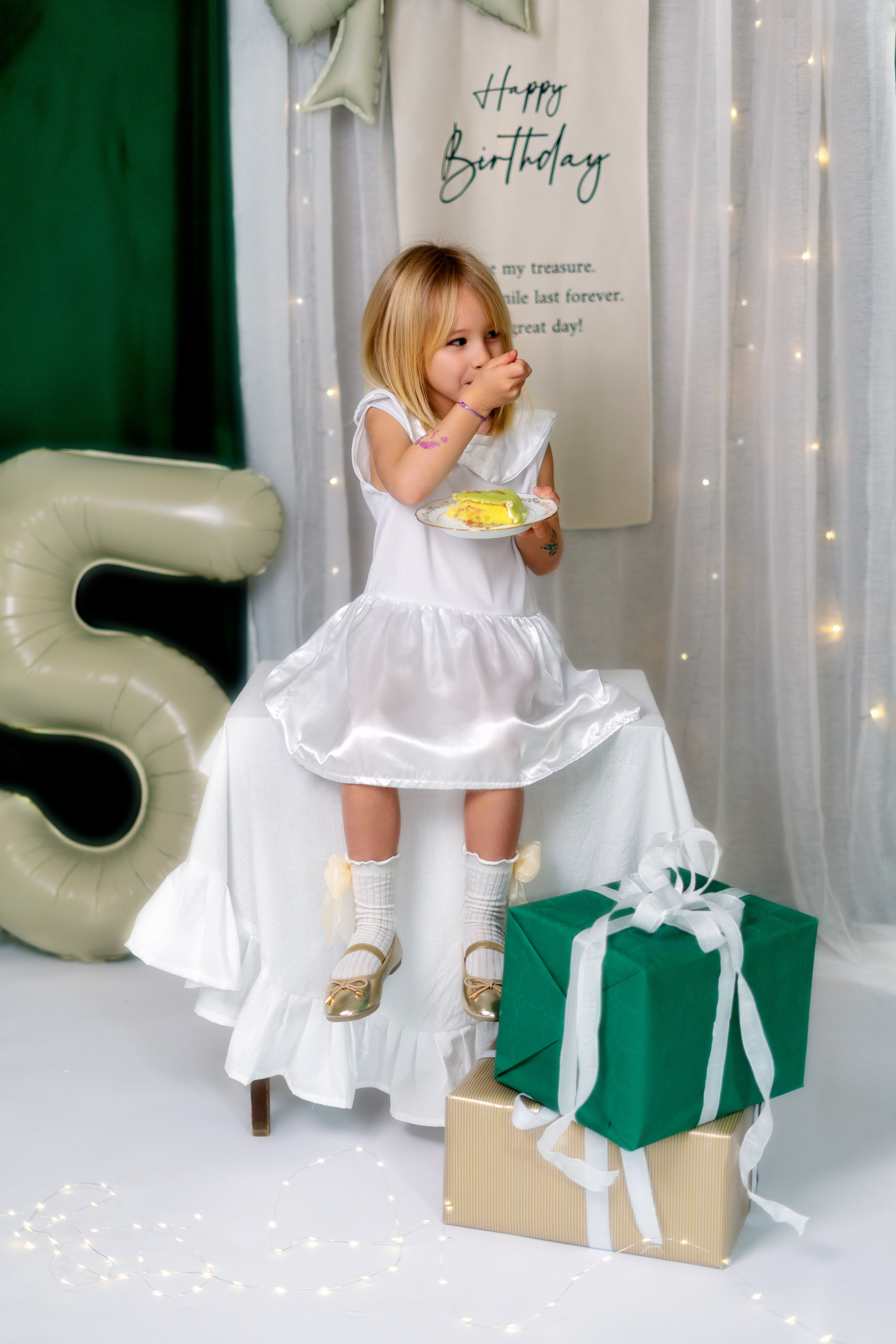 Séance photo anniversaire enfant avec cadeaux en studio à Roanne portrait fille