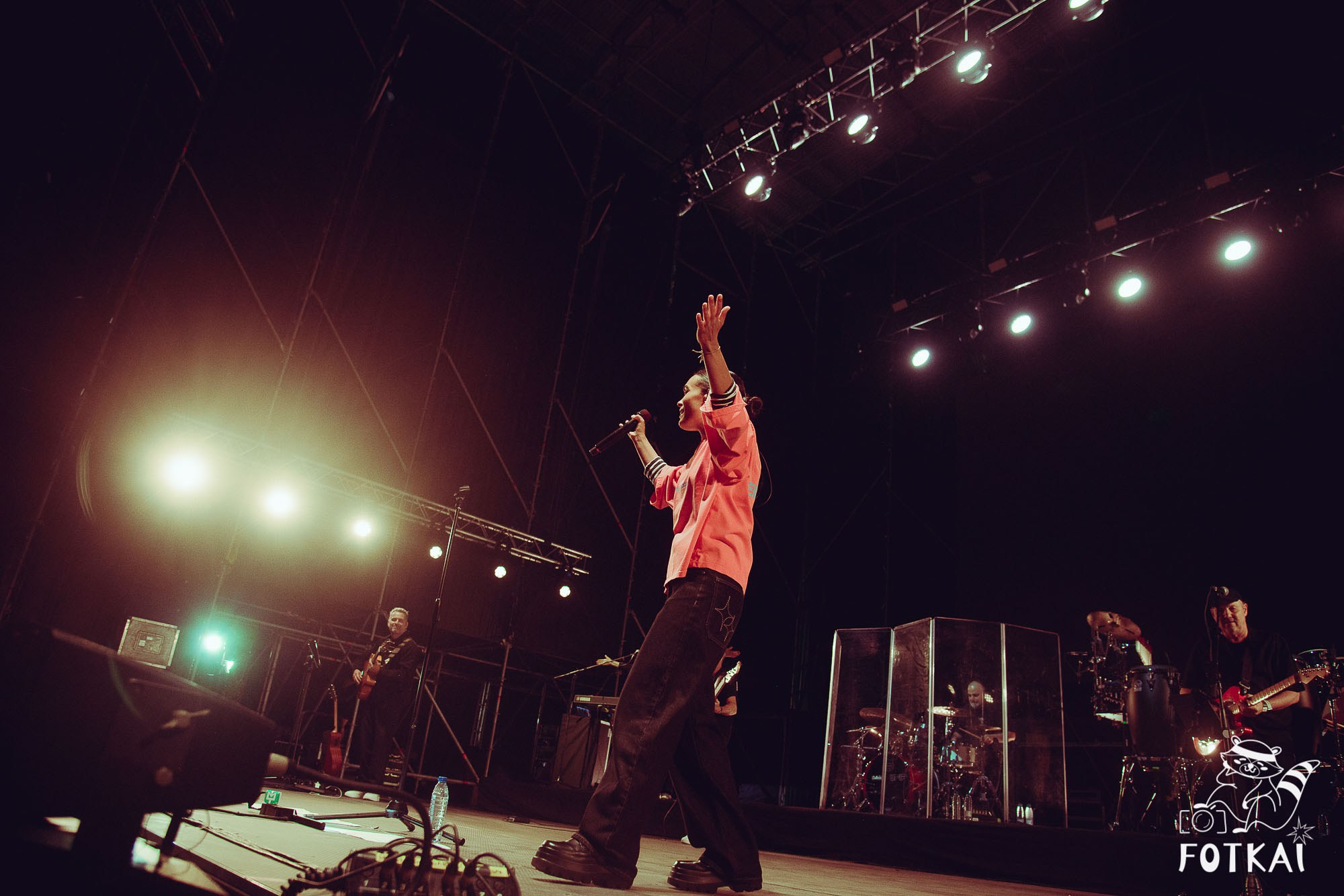 Marta Santos — Fotos del concierto en Alicante 2026: pop flamenco en El Muelle Live | FOTKAI