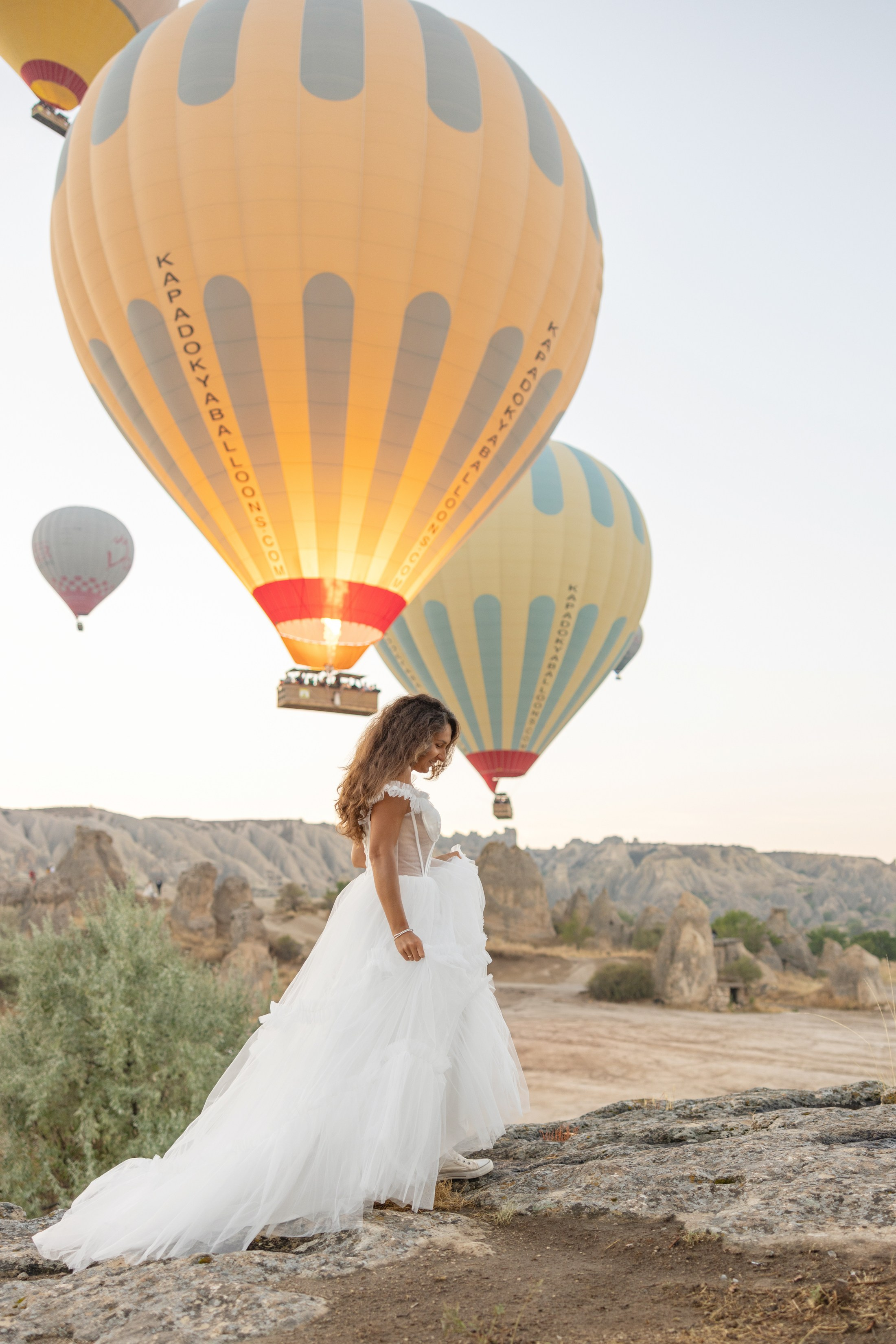 Family Photoshoot at Sunrise with Cappadocia’s Hot Air Balloons. Julia Ganch I Fashion Wedding Photography I Cappadocia Turkey