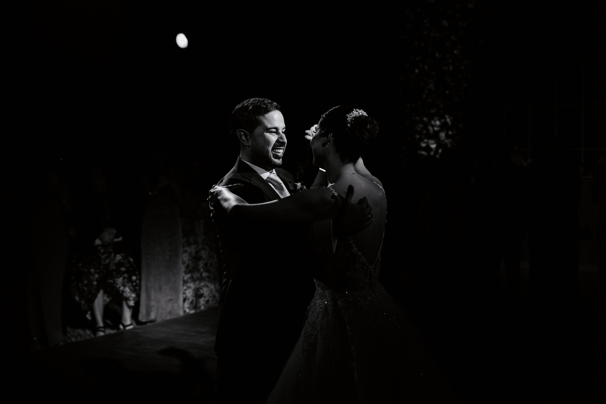 Un vistazo a la fiesta. Fotógrafo de Bodas en Lima | Ronhy Altamirano. Fotografía narrativa y cinematográfica para bodas, quinceañeras y eventos exclusivos