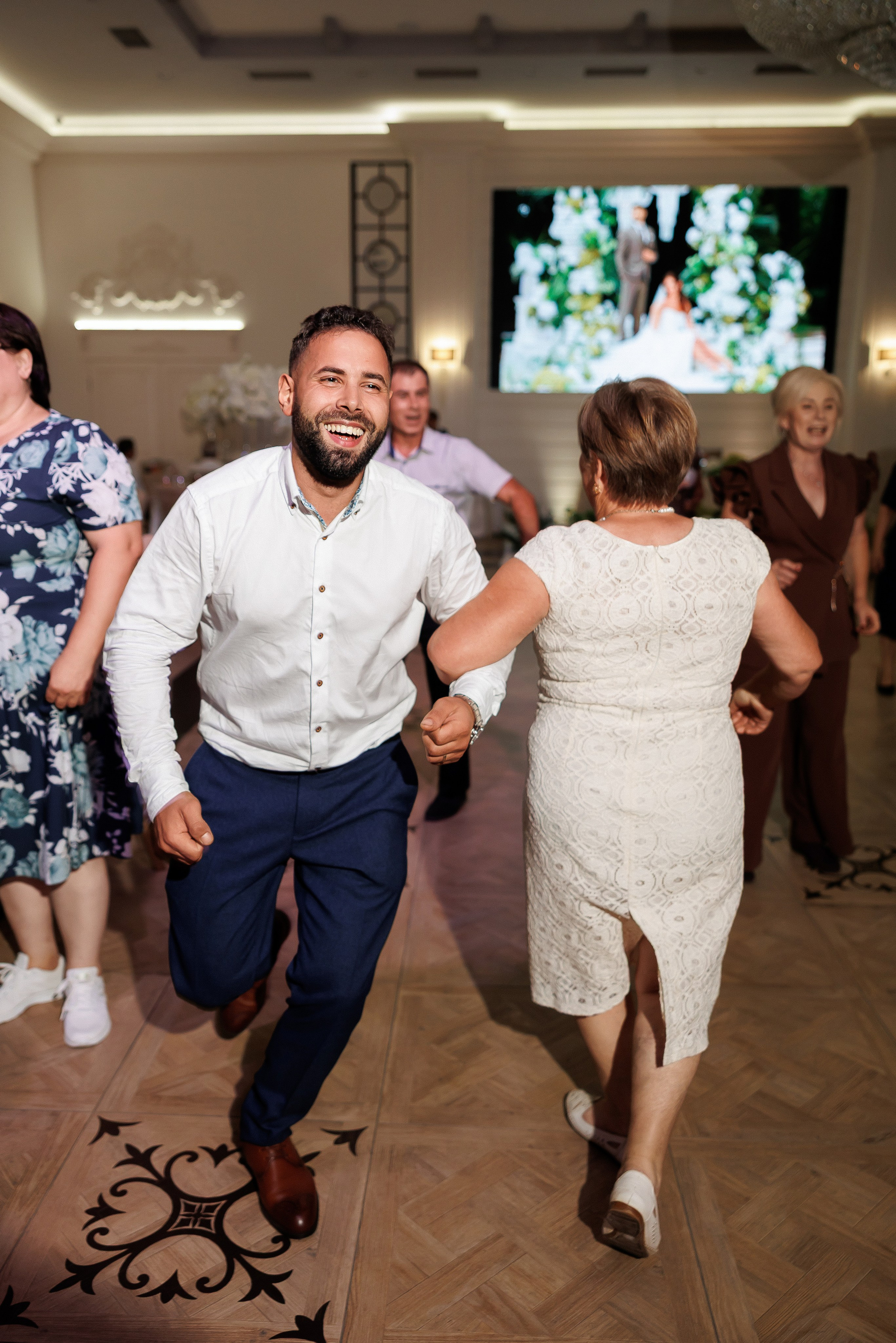 Eugen & Livia — Grand Elysee — Wedding Day. Servicii Foto și Video 067188353