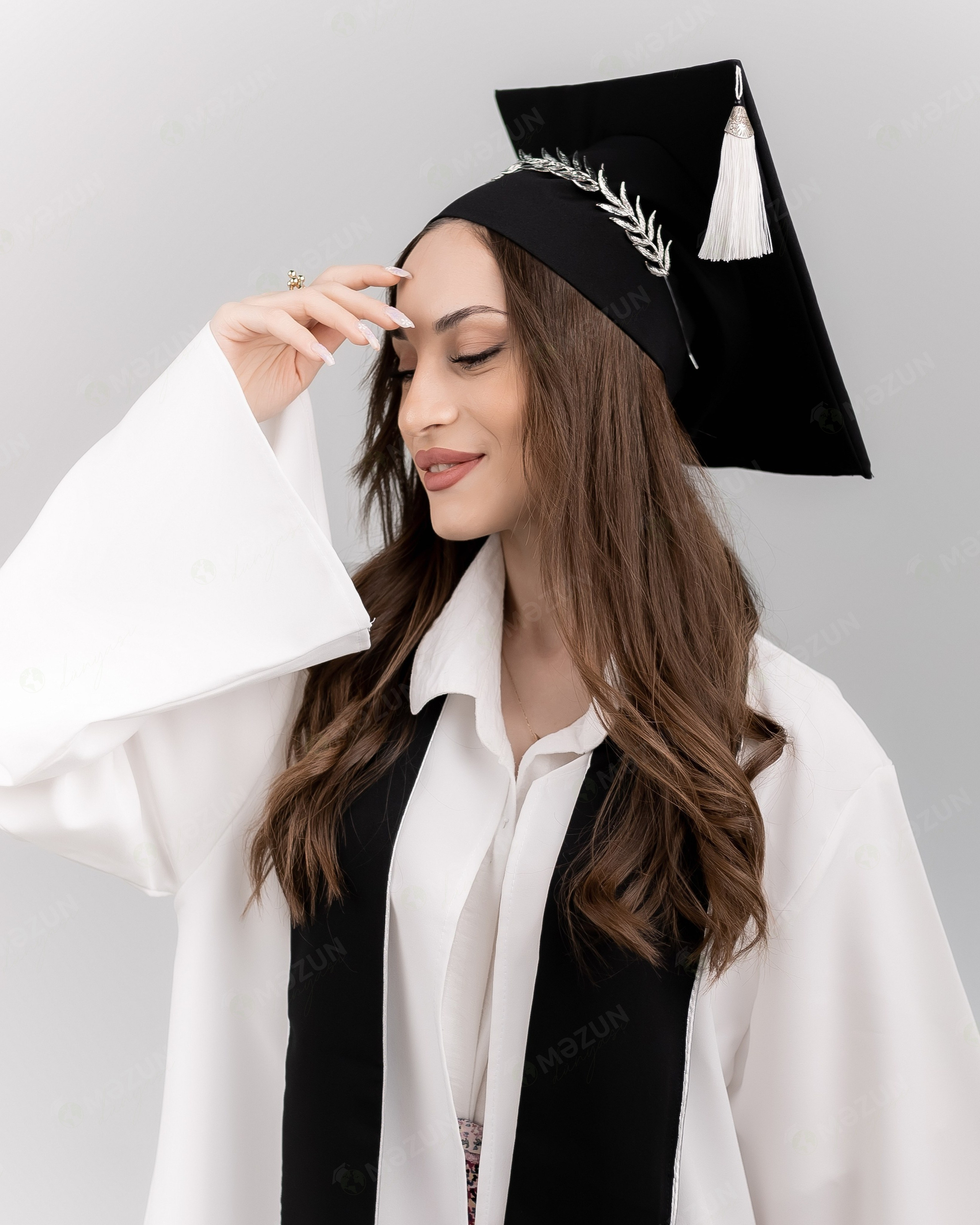 Premium Ağ — Qara şarfla. Məzun geyimləri və akssesuarları