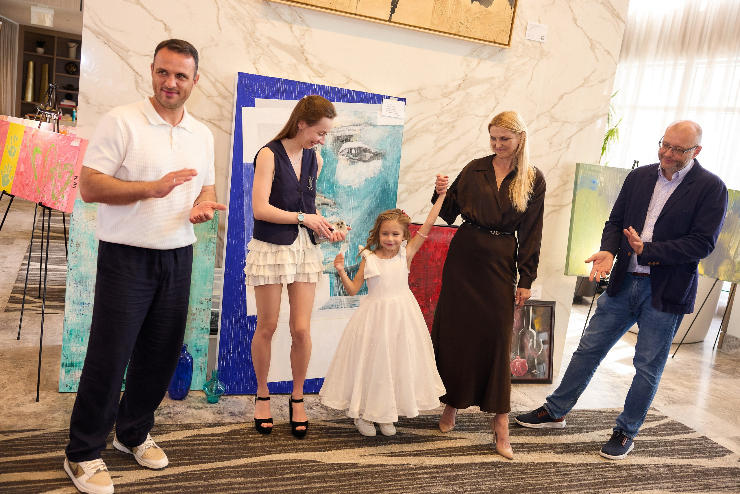 Авторская благотворительная художественная выставка Дианы Бортник. Фотограф Юлия Маковеева