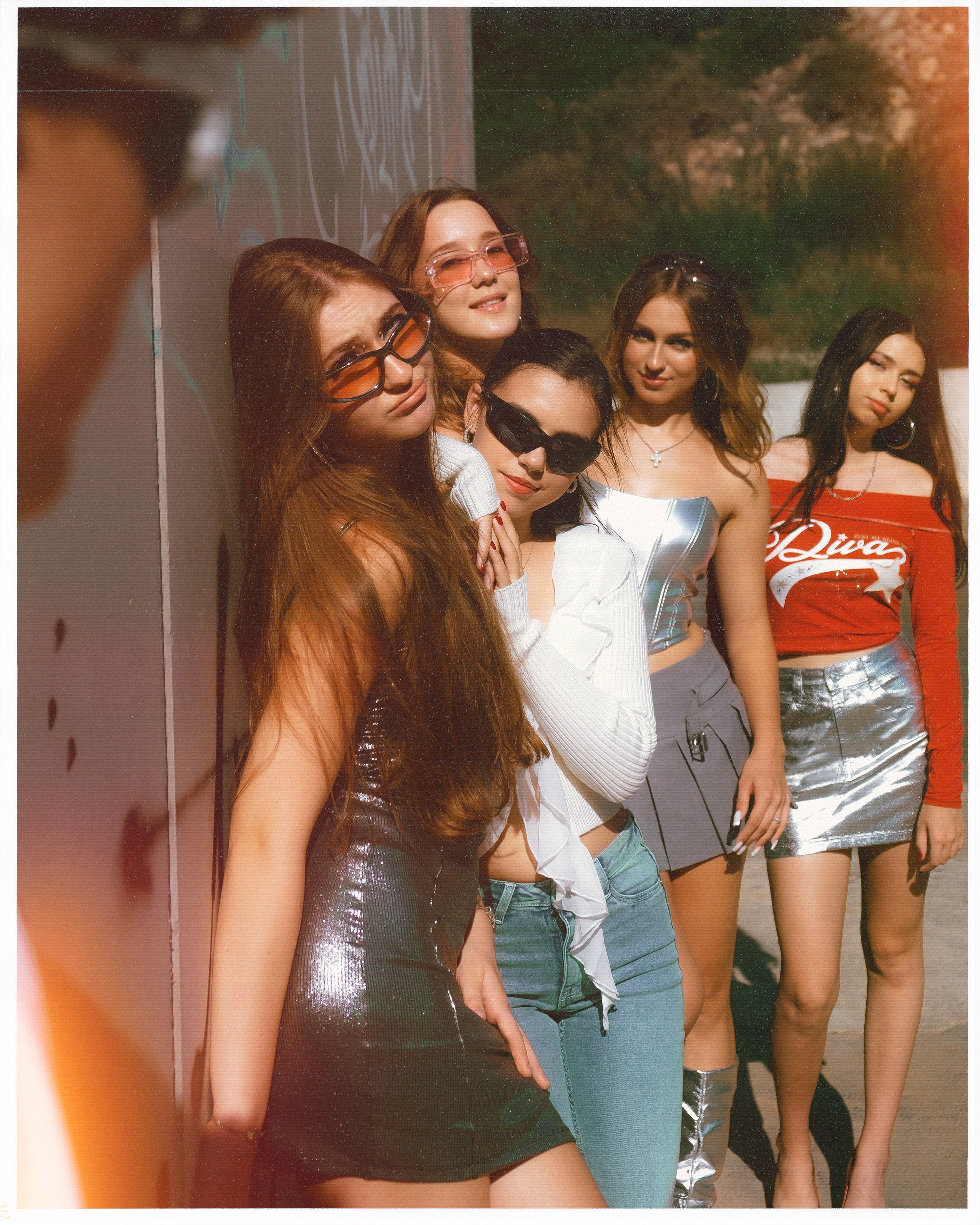 Фотограф в Гуардамаре: Стритстайл фотосессия подростков в стиле 2000-х