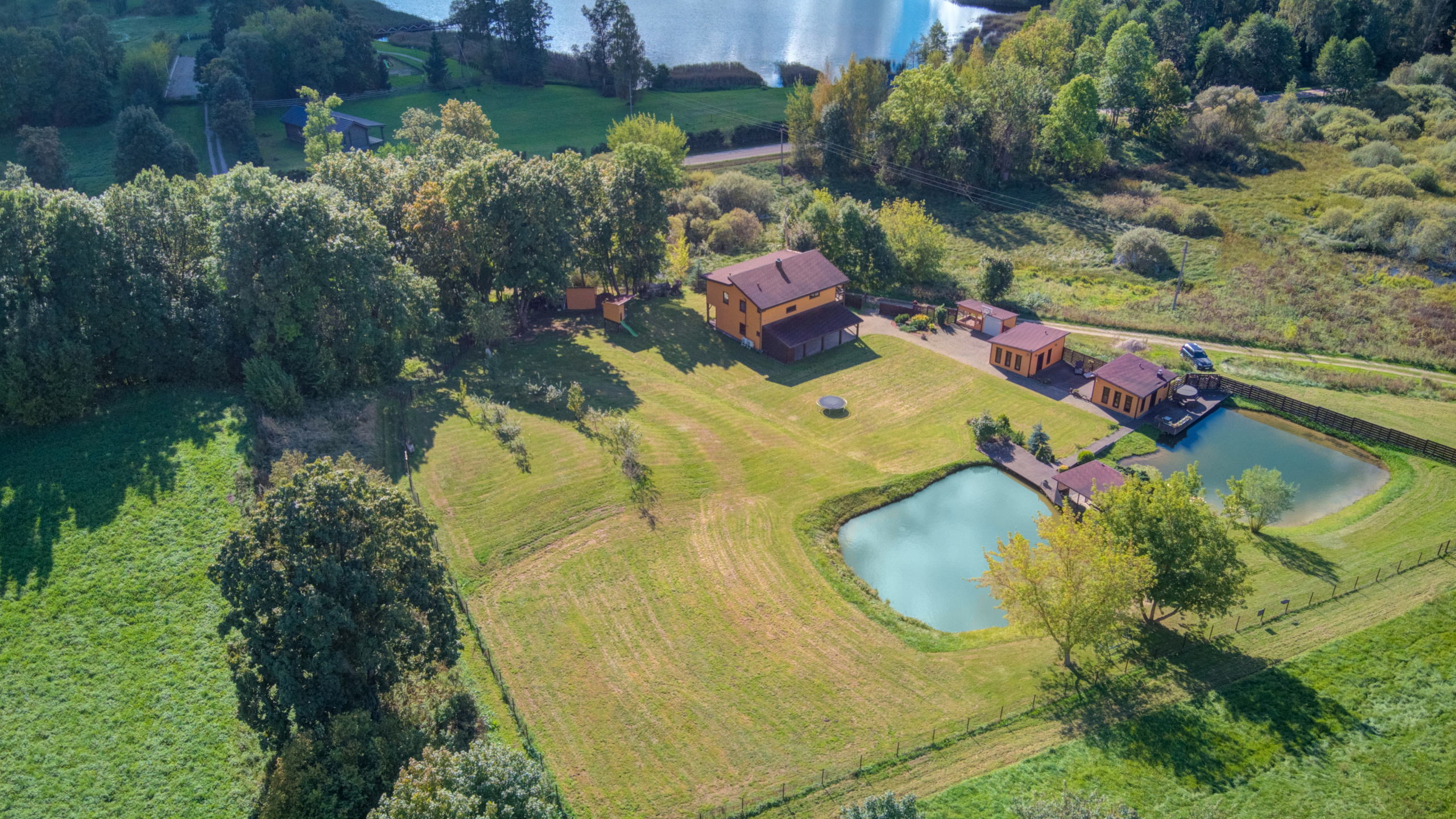 Sadyba Vinliaus r. prie ežero. Elina Sapiega fotografė Vilniuje