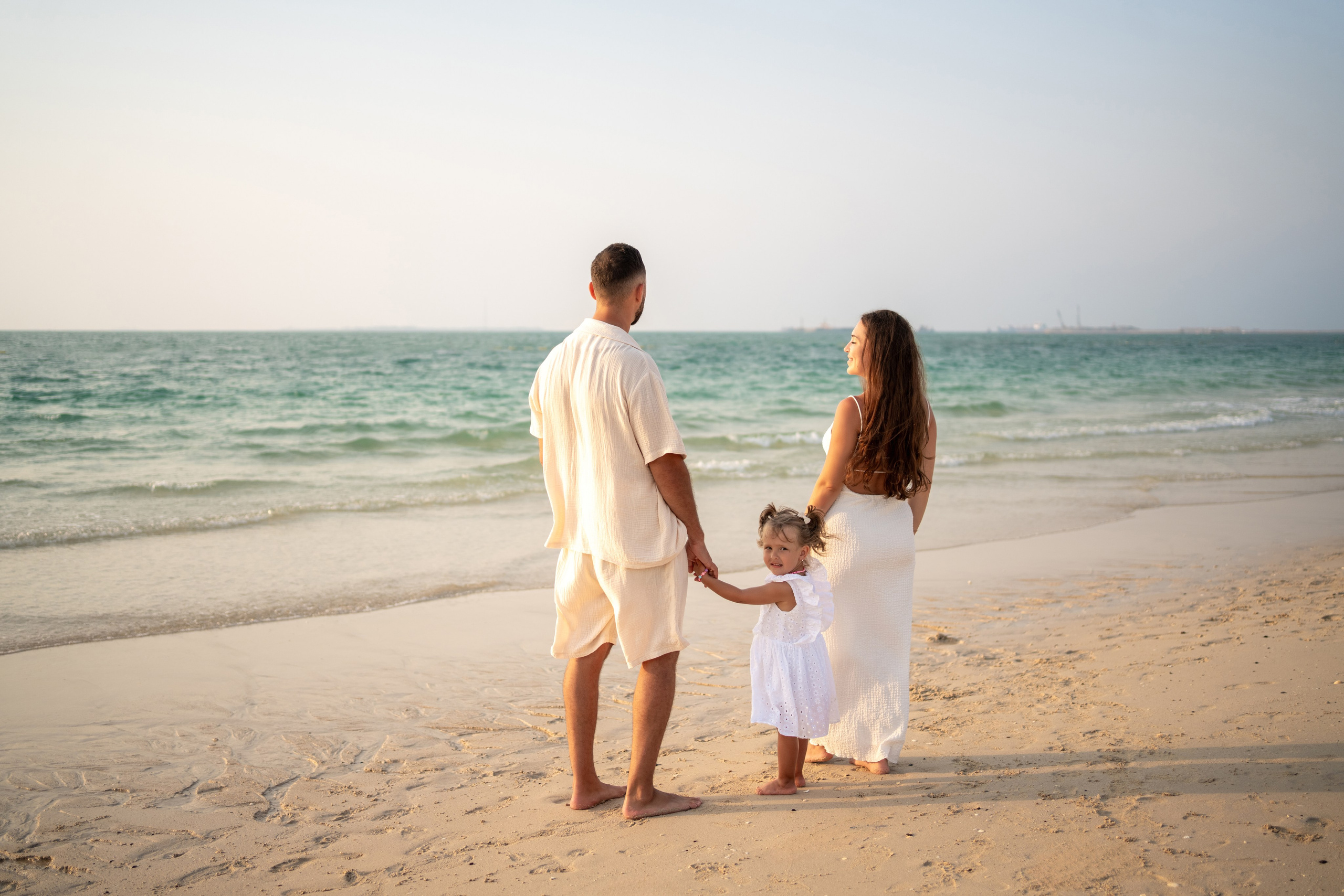 Golden hour, growing love. Angela Iakovleva — Family Photographer in Dubai