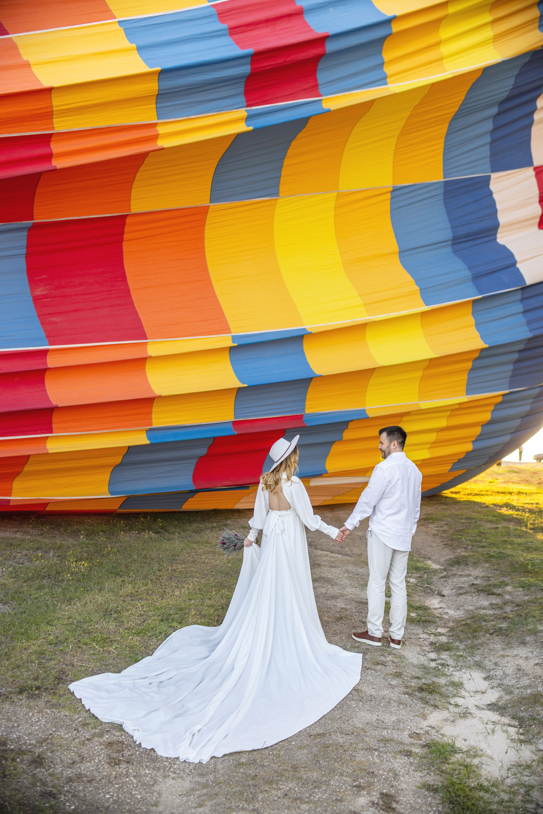 Elegant Wedding Photoshoot with a Flowing Dress and Balloons in Cappadocia. Julia Ganch I Fashion Wedding Photography I Cappadocia Turkey