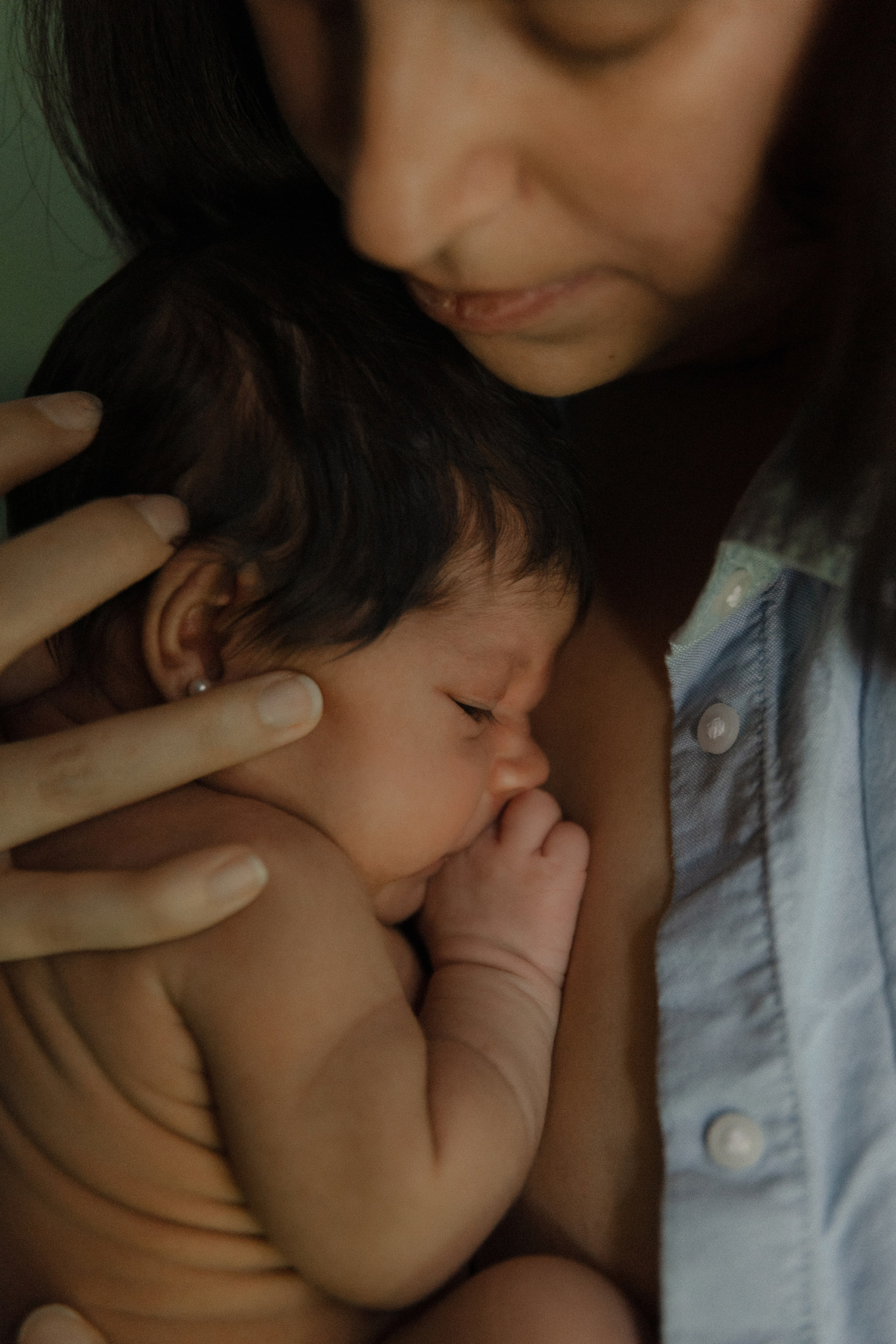 Sesión en casa con recién nacido y mamá — Dulzura y momentos reales. Photographer in Santiago, Chile Anna Almazova