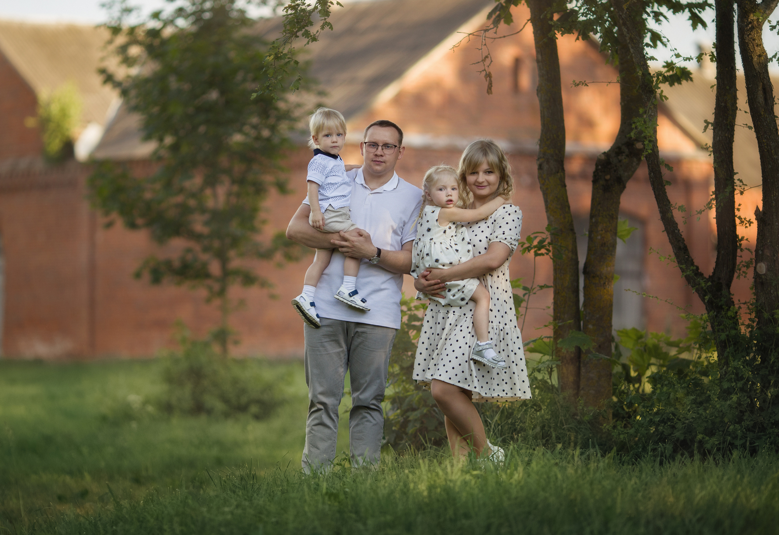 Family walk in a chamomile field. Family photographer in Vilnuis Svetlana Naumova