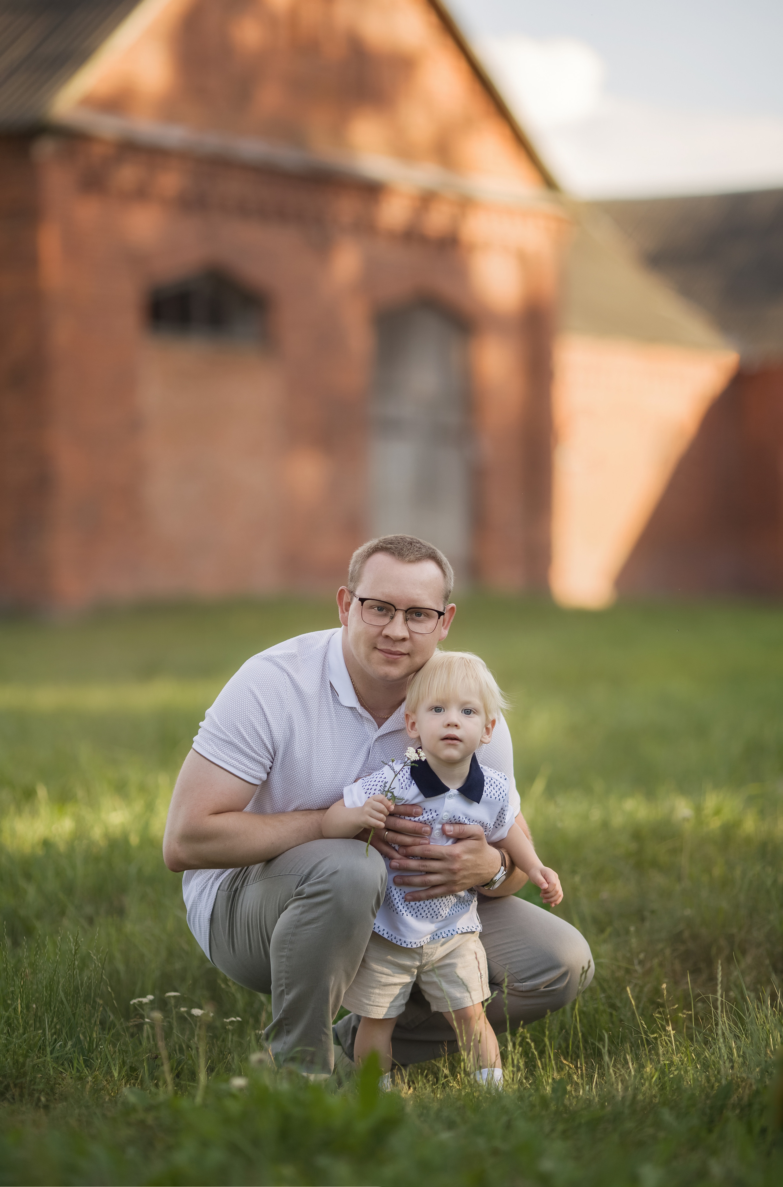 Family walk in a chamomile field. Family photographer in Vilnuis Svetlana Naumova