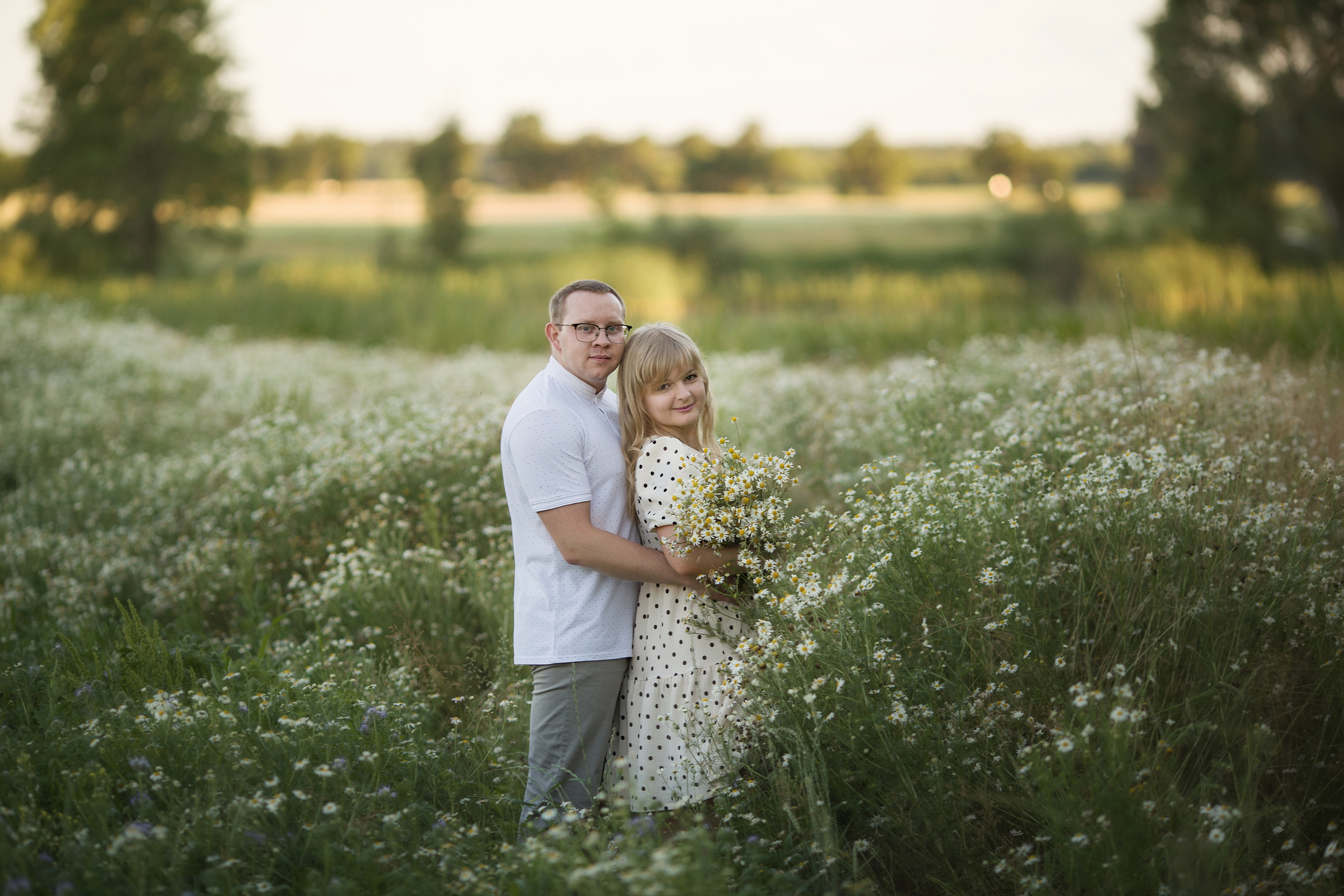 Family walk in a chamomile field. Family photographer in Vilnuis Svetlana Naumova