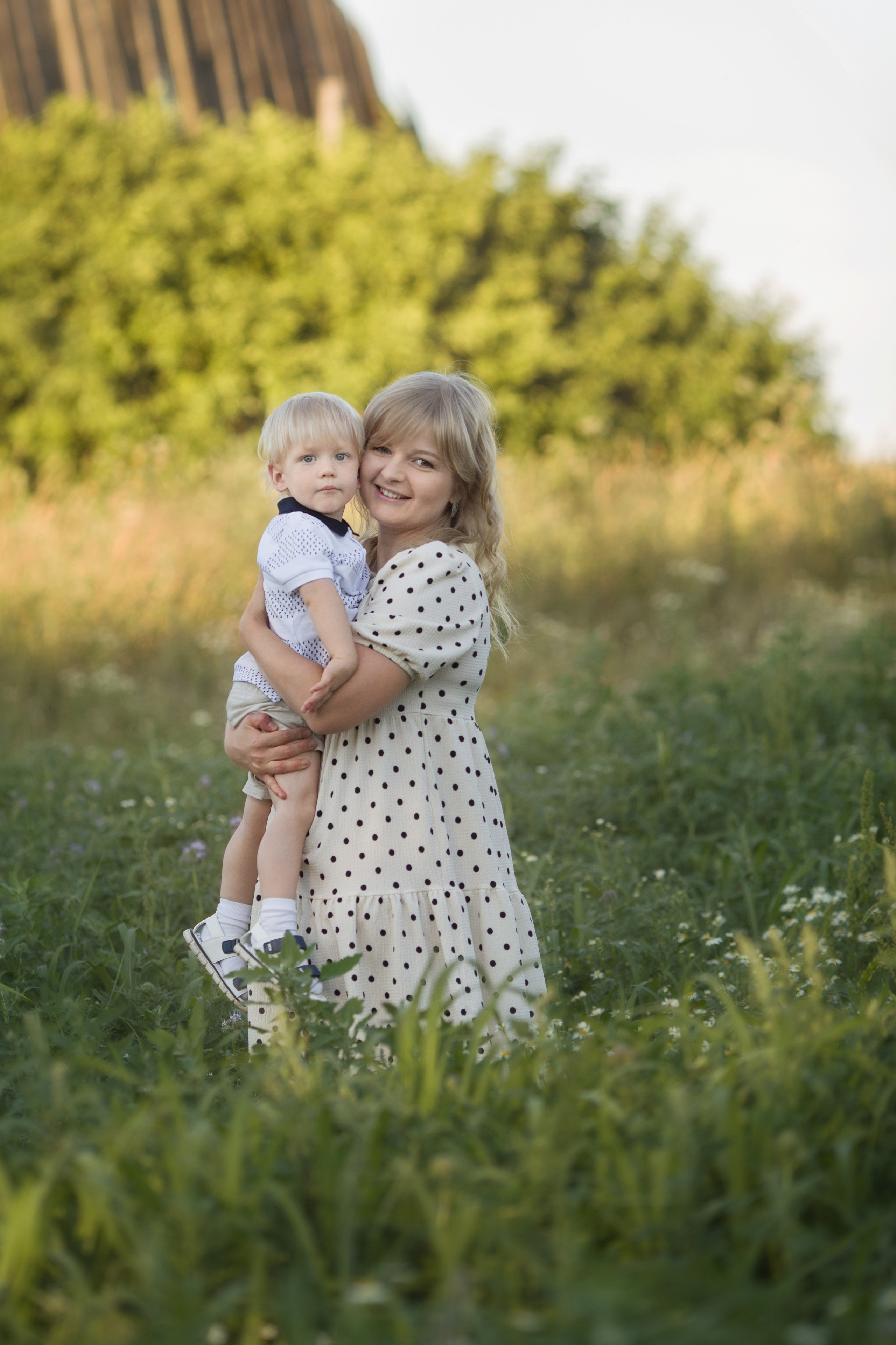 Family walk in a chamomile field. Family photographer in Vilnuis Svetlana Naumova
