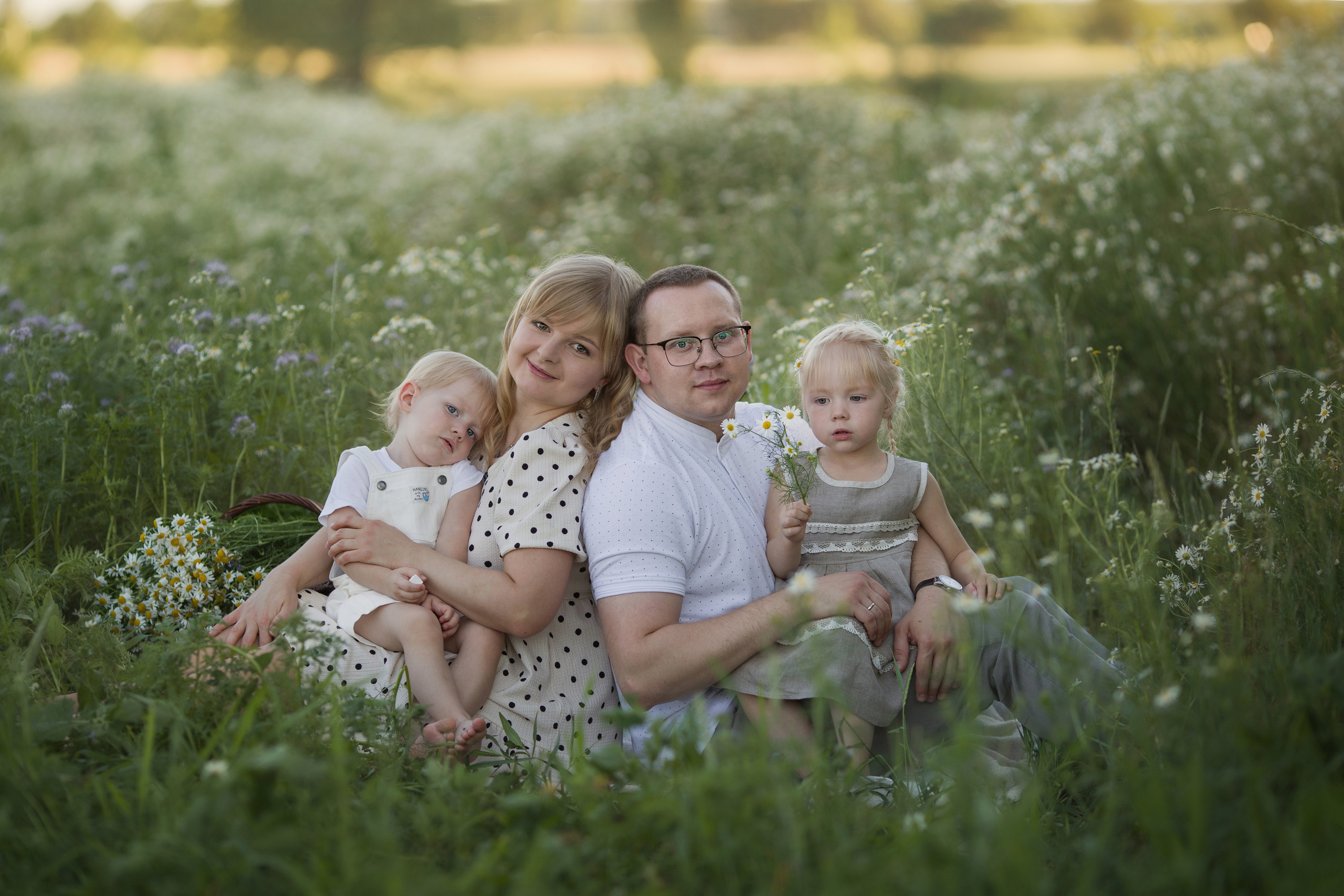 Family walk in a chamomile field. Family photographer in Vilnuis Svetlana Naumova