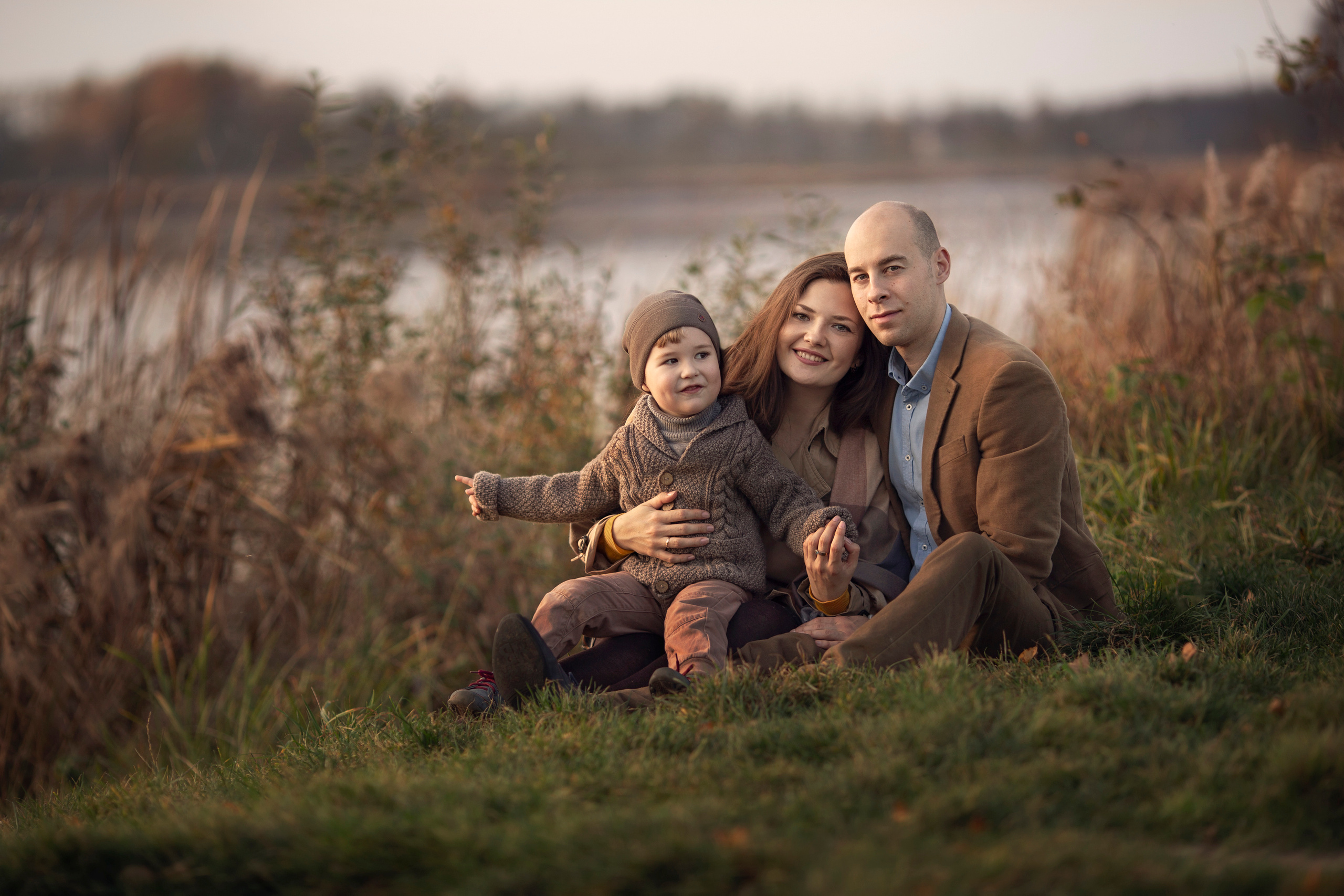 Beautiful family in one autumn day. Family photographer in Vilnuis Svetlana Naumova