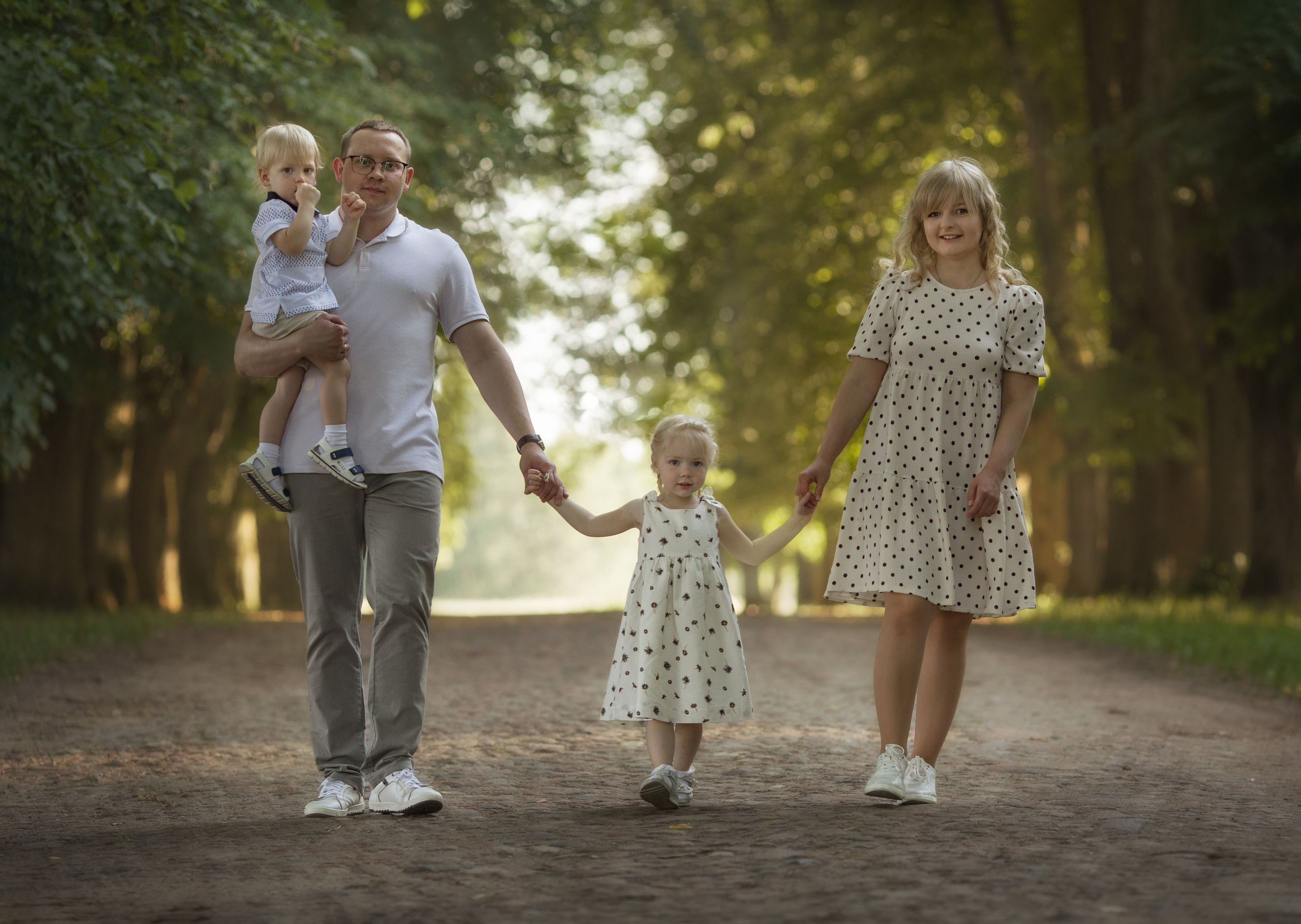 Family walk in a chamomile field. Family photographer in Vilnuis Svetlana Naumova