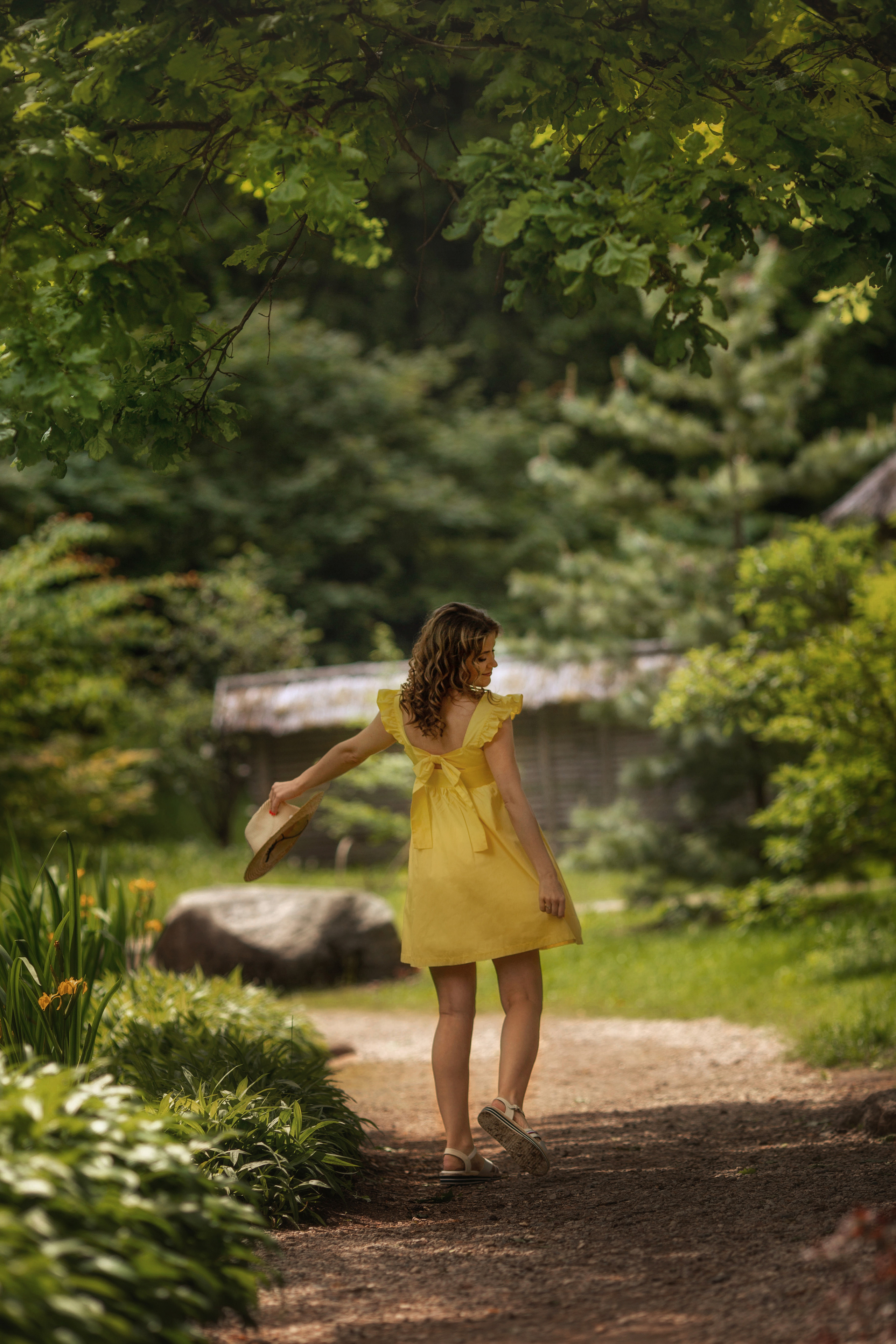 Olga is in the botanical garden. Family photographer in Vilnuis Svetlana Naumova
