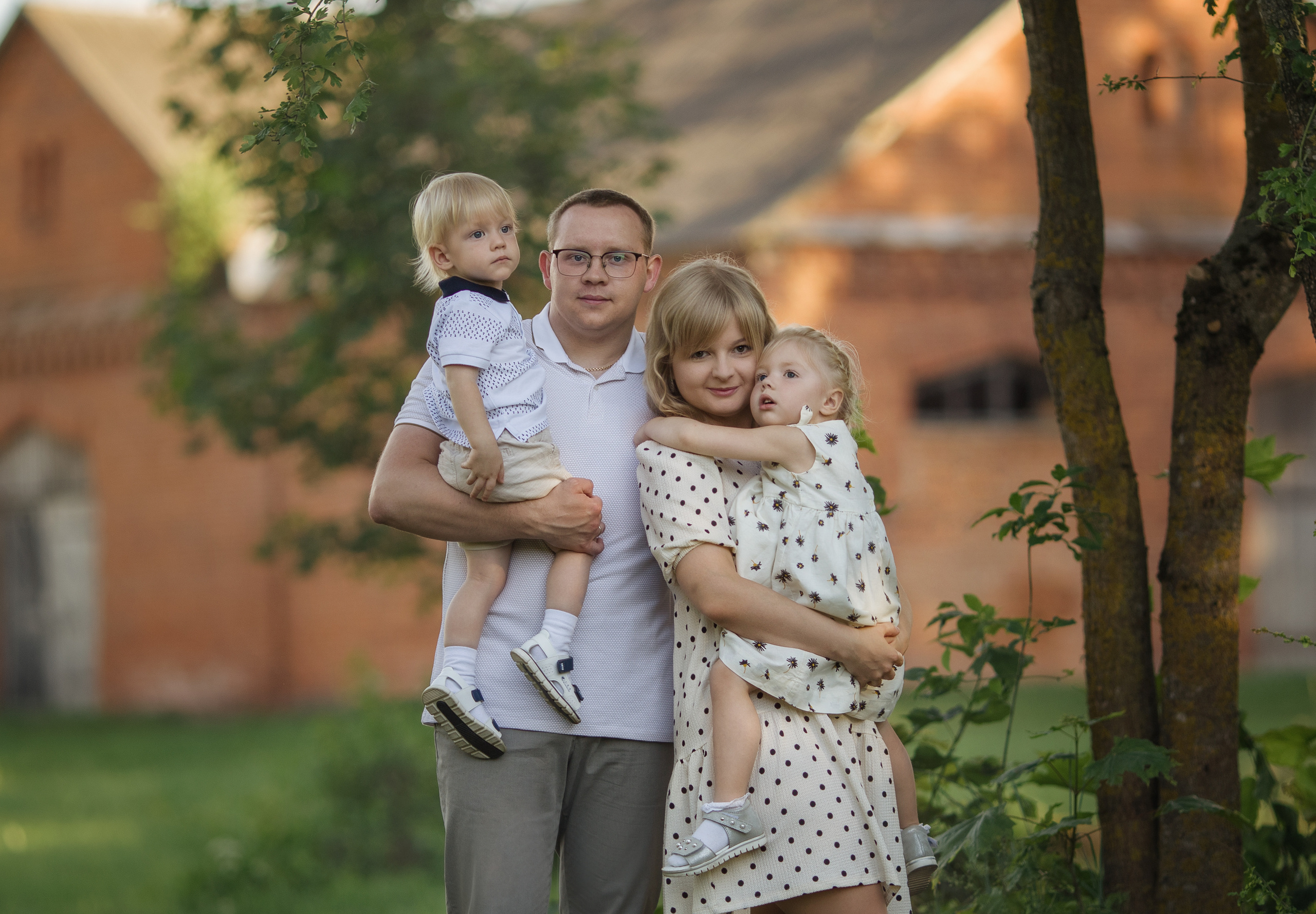 Family walk in a chamomile field. Family photographer in Vilnuis Svetlana Naumova