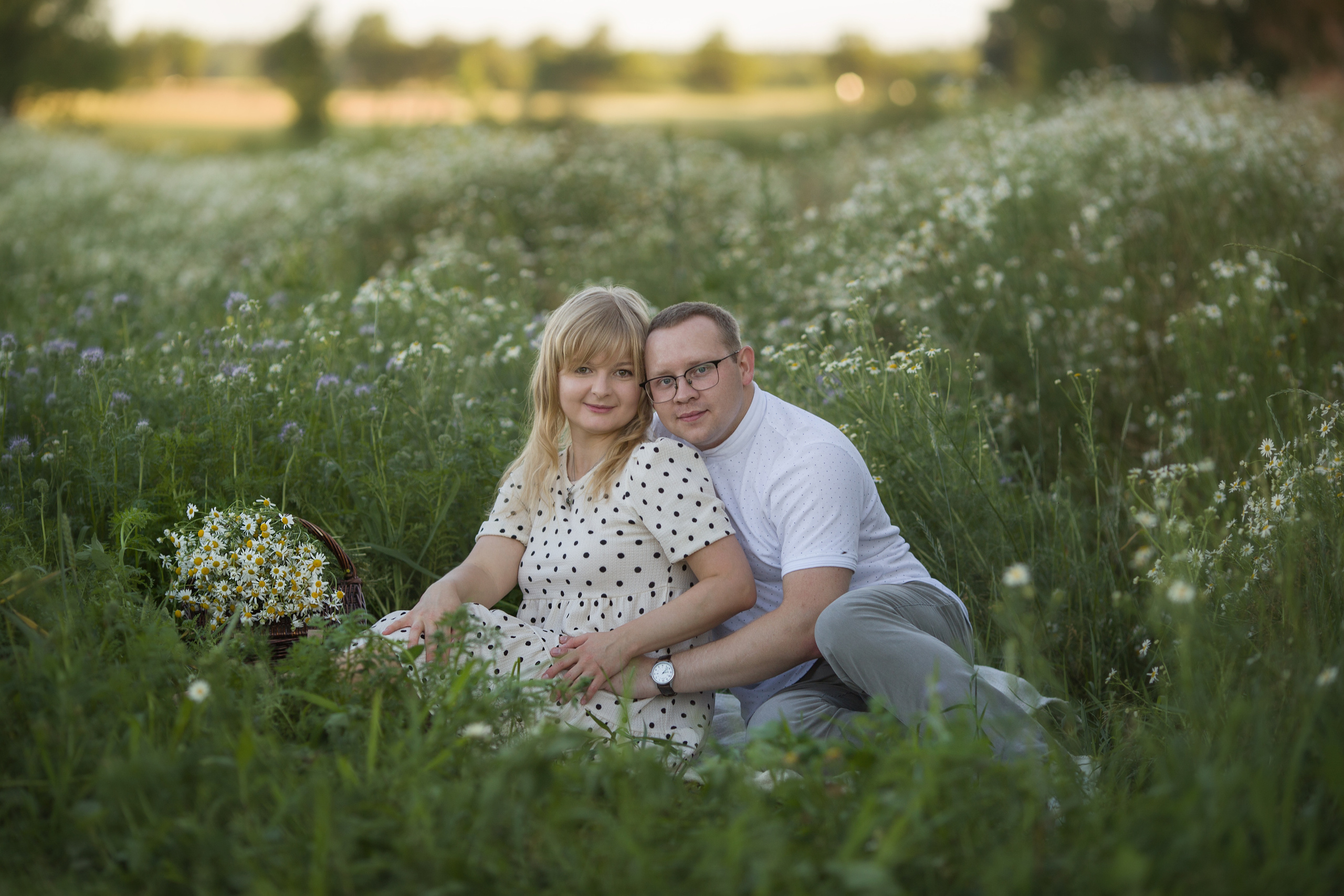 Family walk in a chamomile field. Family photographer in Vilnuis Svetlana Naumova