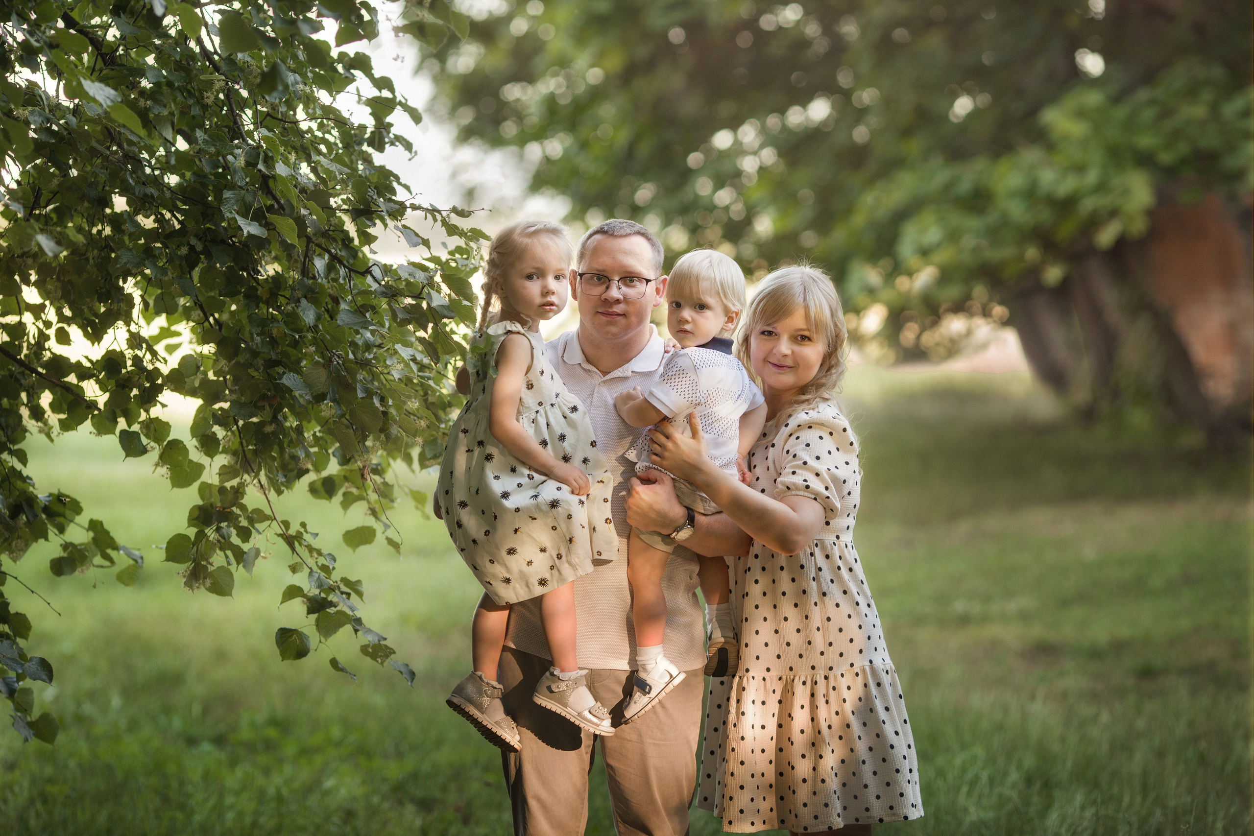 Family walk in a chamomile field. Family photographer in Vilnuis Svetlana Naumova