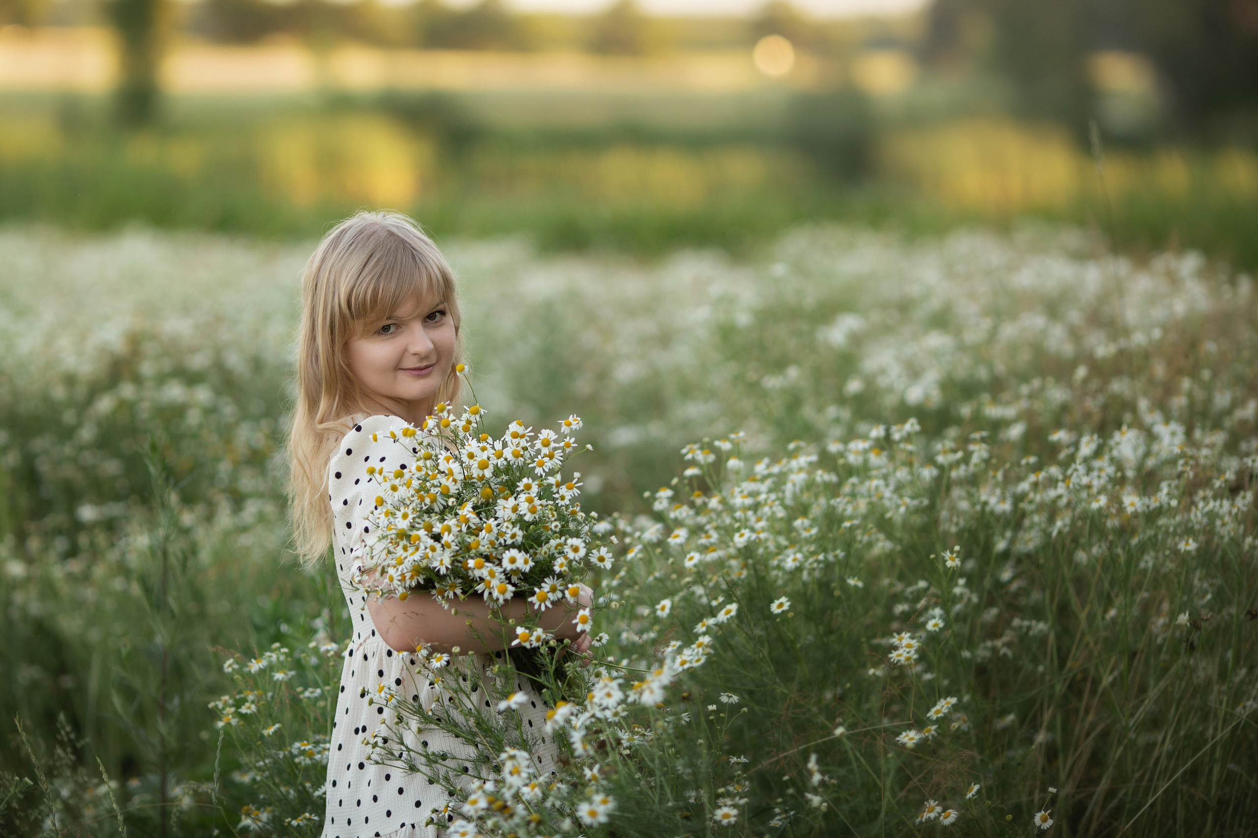 Family walk in a chamomile field. Family photographer in Vilnuis Svetlana Naumova