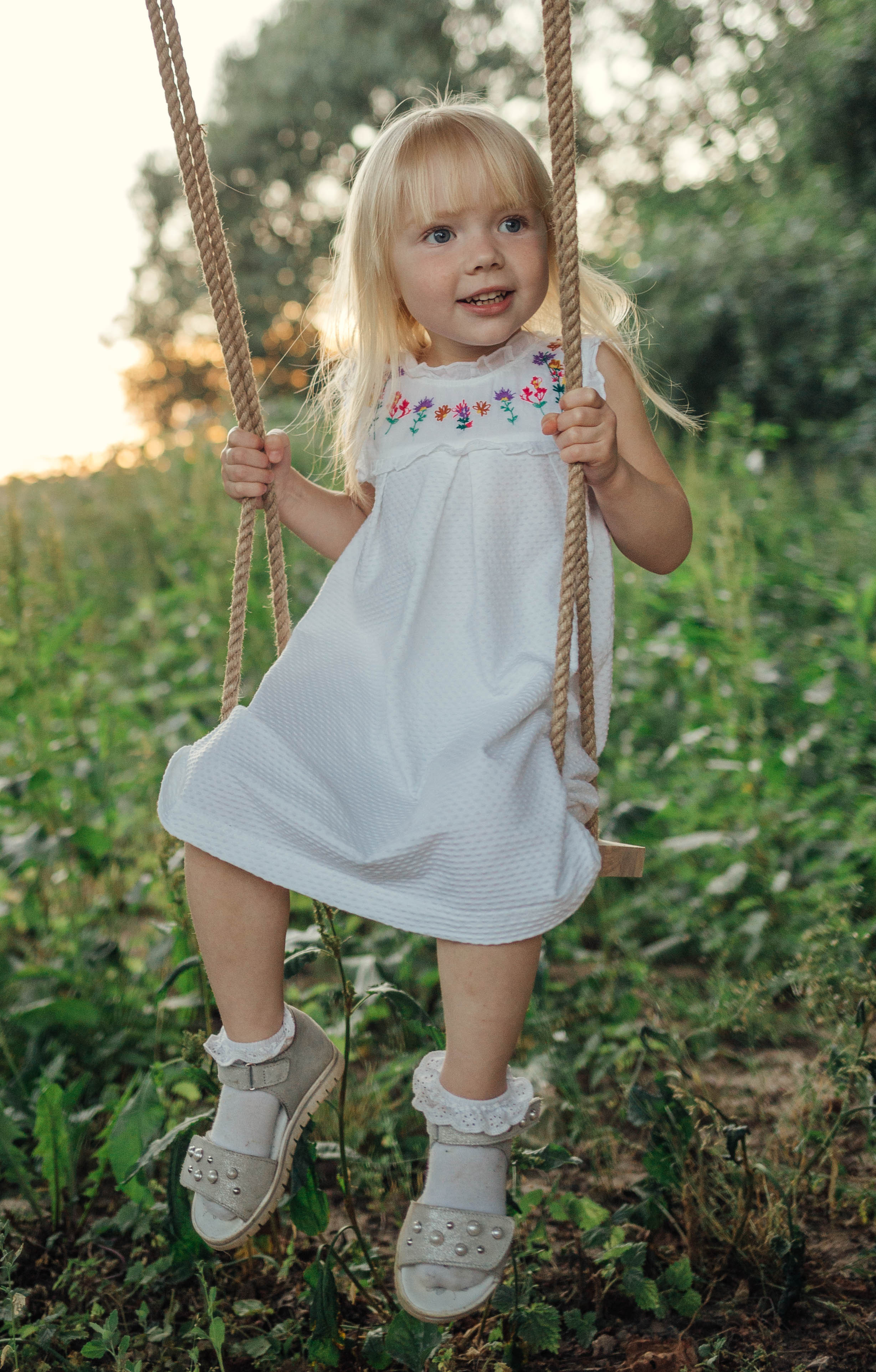 Family walk in a chamomile field. Family photographer in Vilnuis Svetlana Naumova