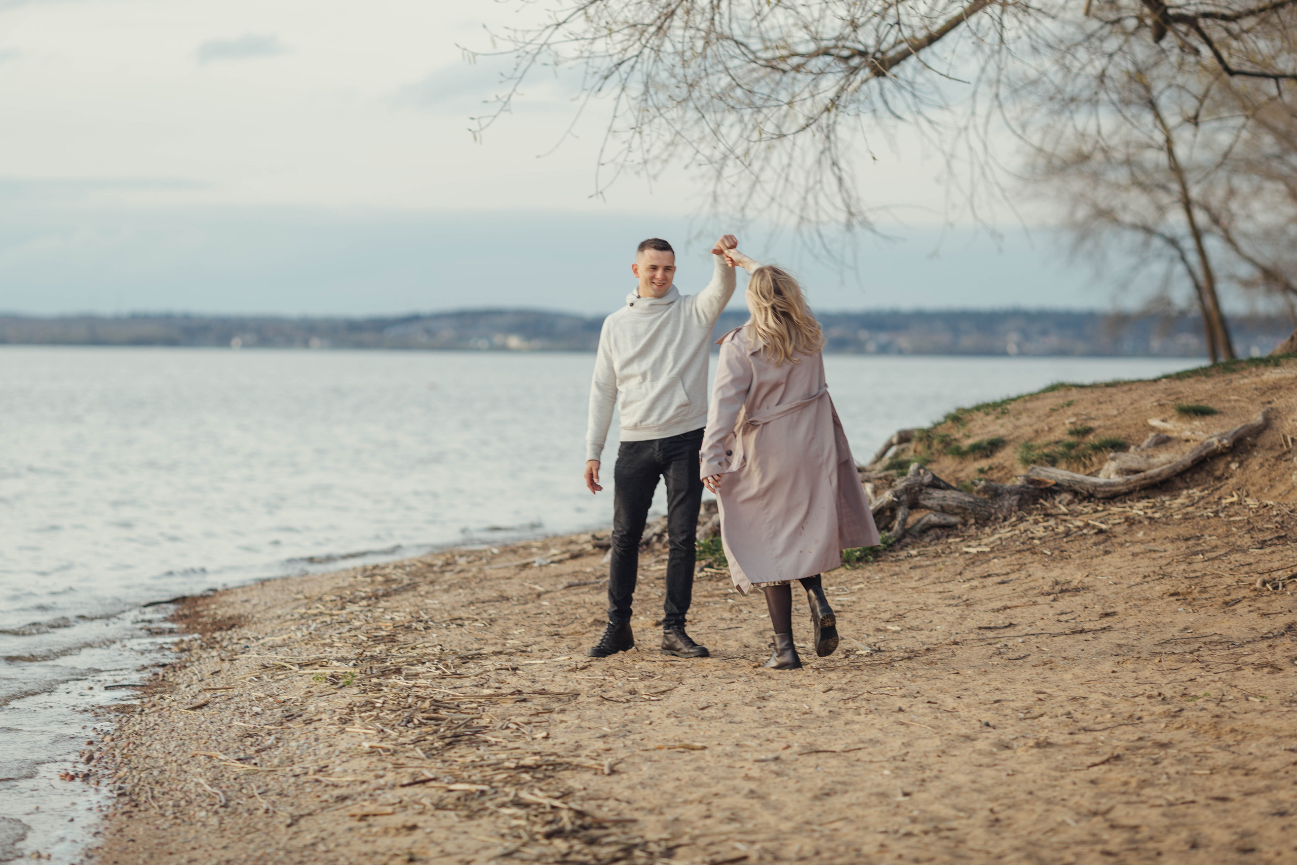 Julia and Lyosha. A walk near the sea. Family photographer in Vilnuis Svetlana Naumova