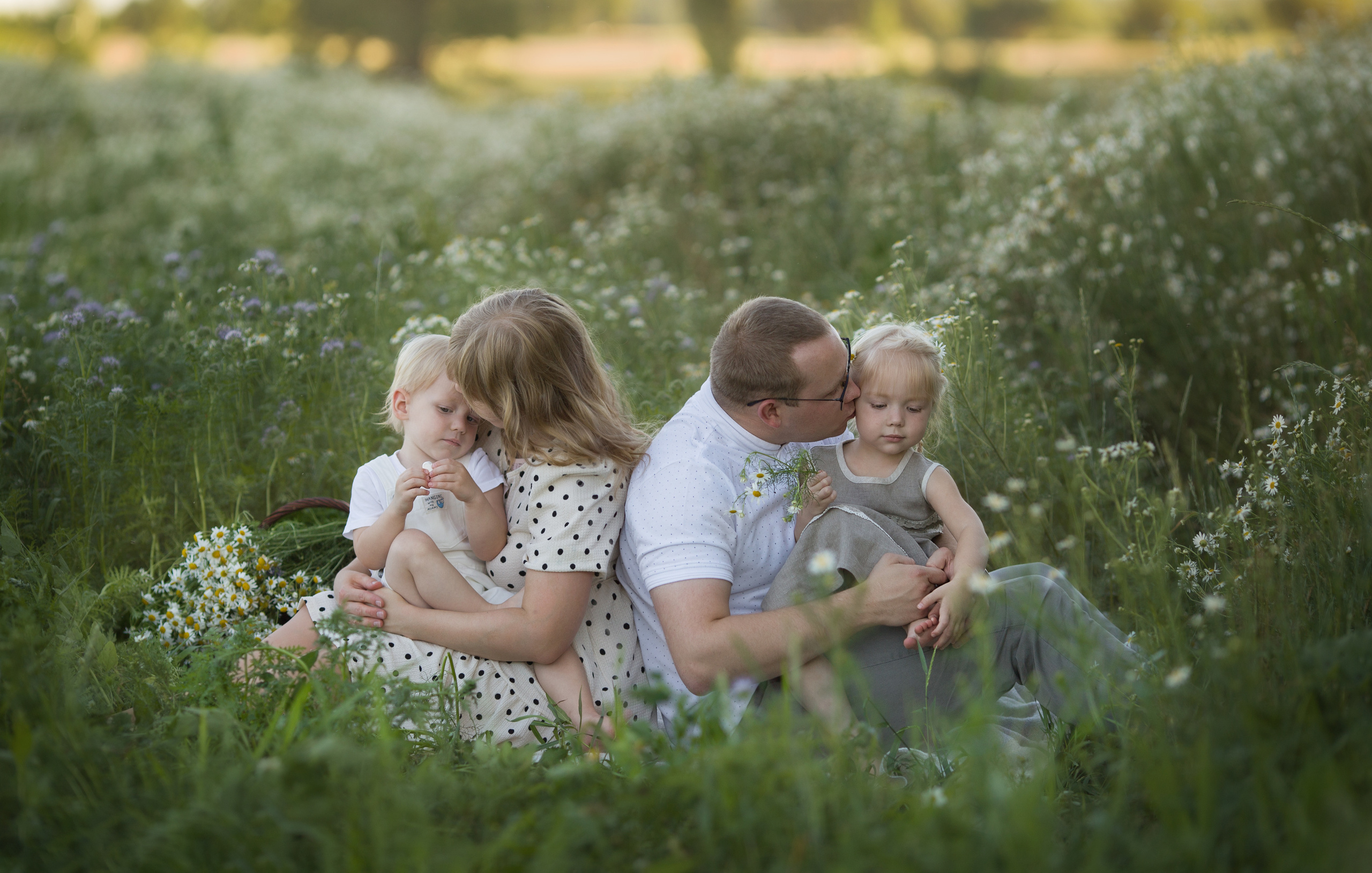 Family walk in a chamomile field. Family photographer in Vilnuis Svetlana Naumova