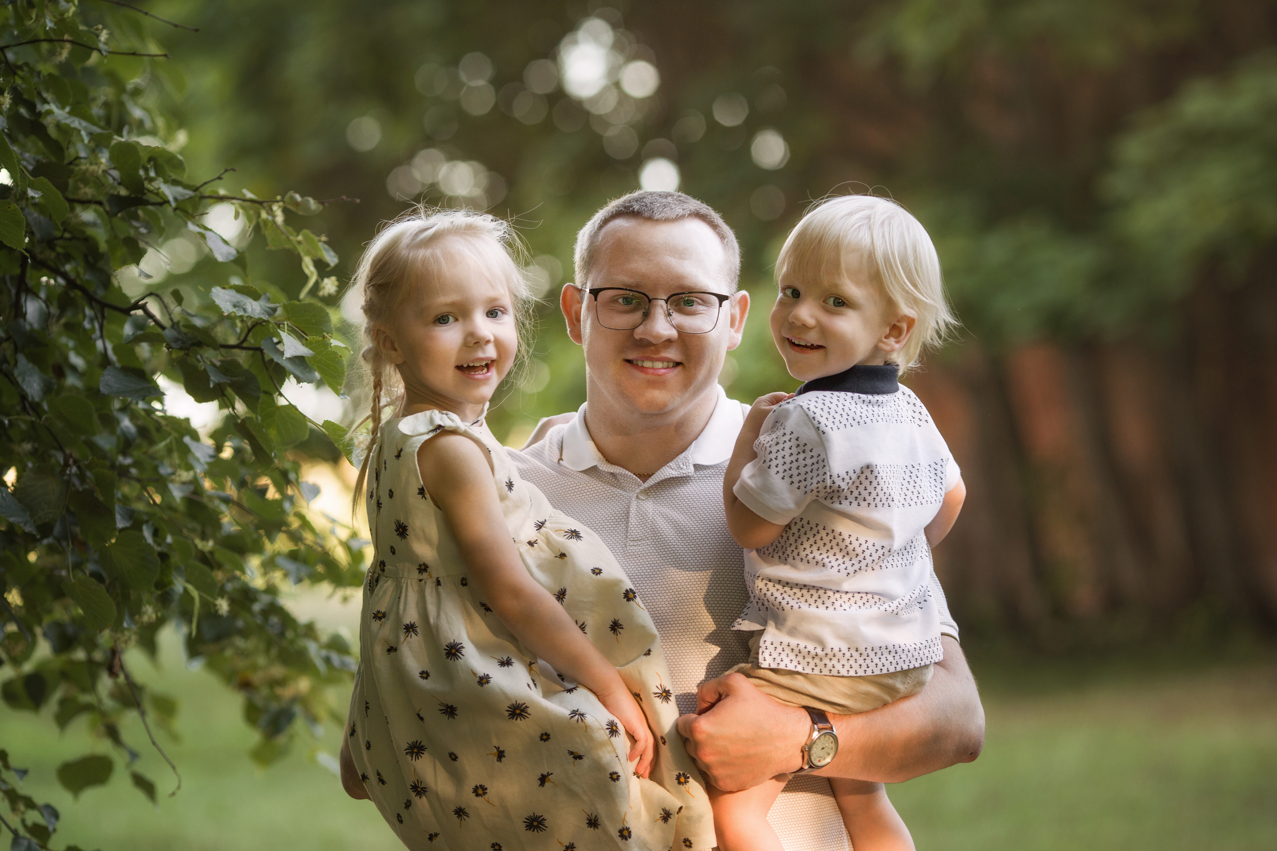 Family walk in a chamomile field. Family photographer in Vilnuis Svetlana Naumova