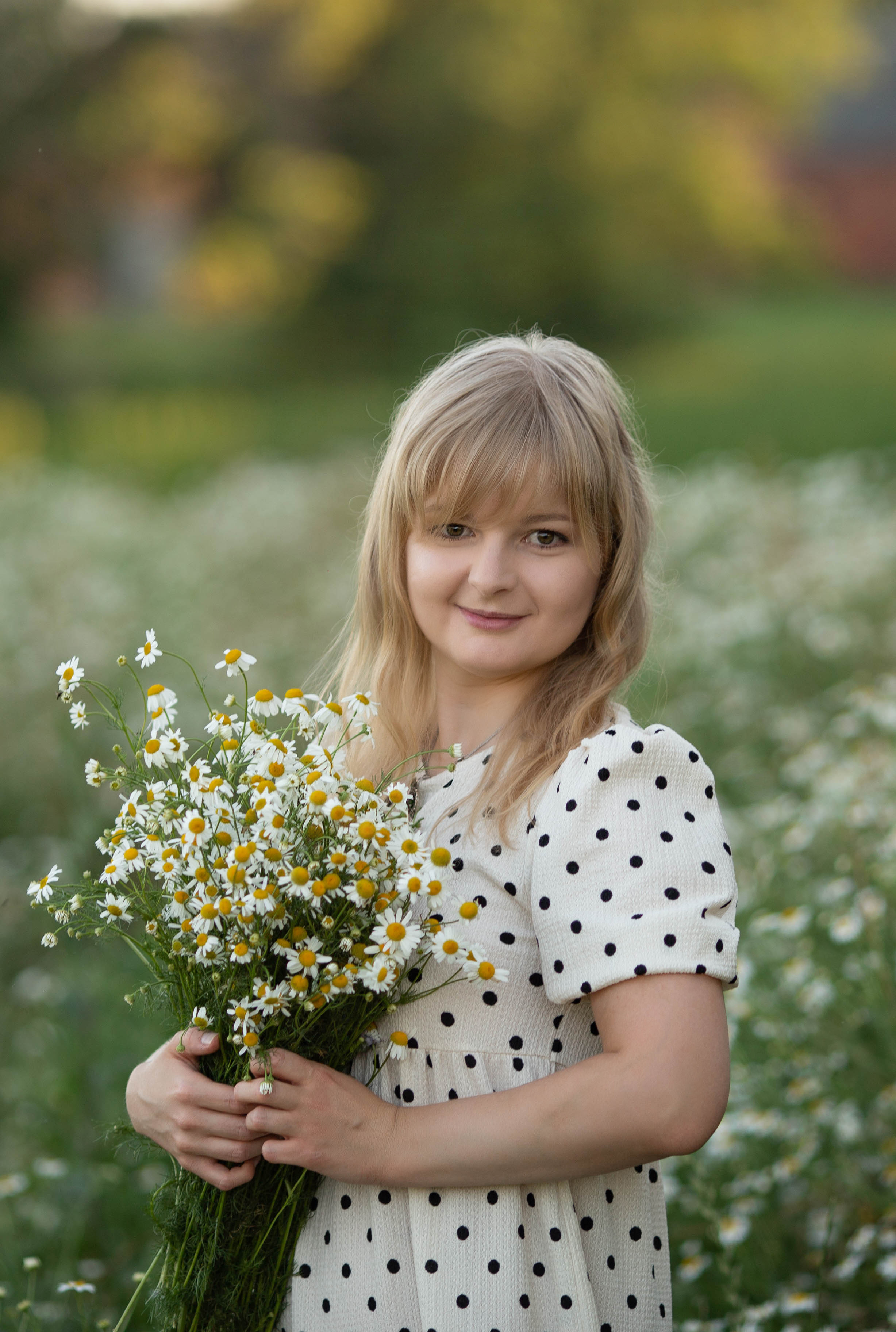 Family walk in a chamomile field. Family photographer in Vilnuis Svetlana Naumova