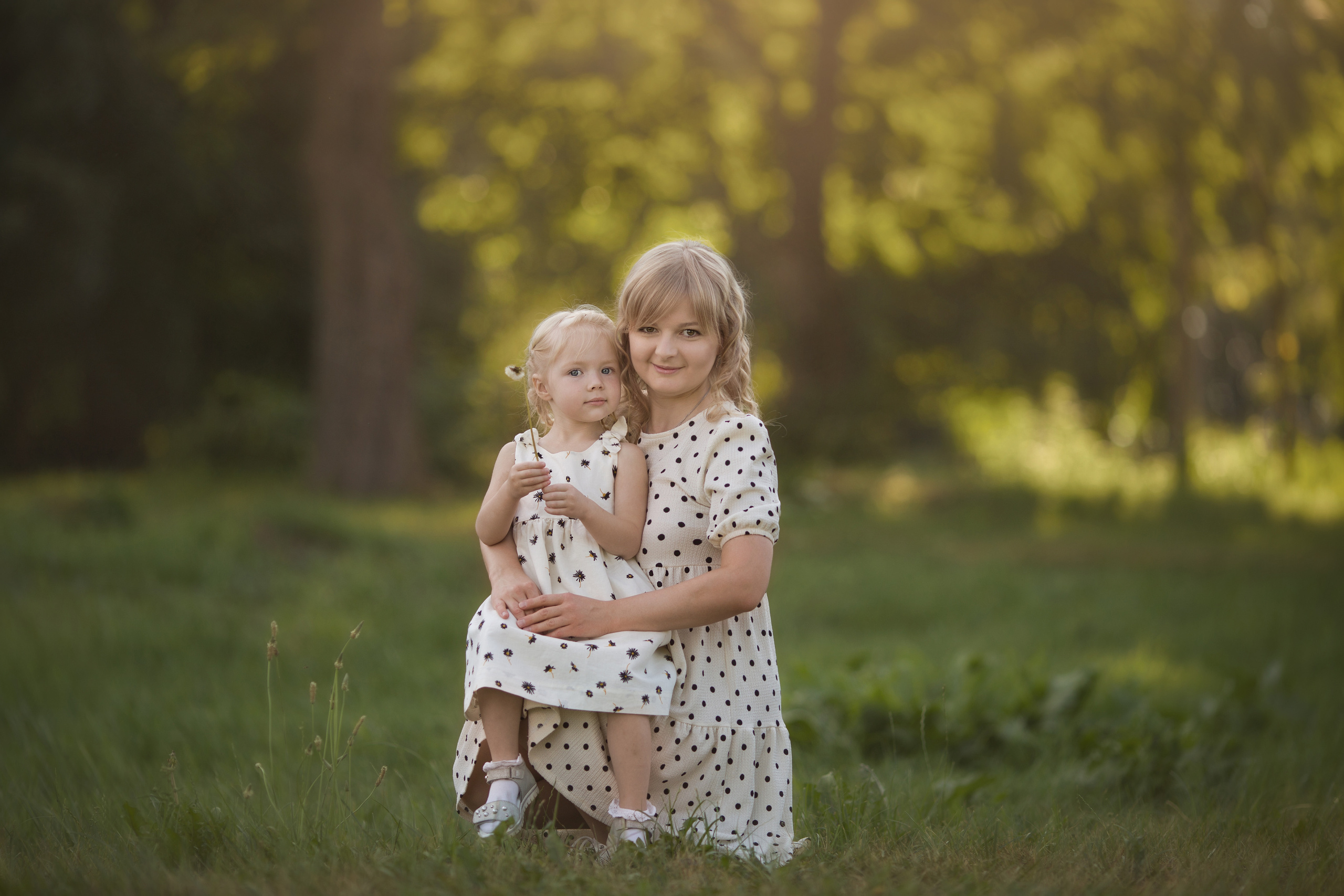 Family walk in a chamomile field. Family photographer in Vilnuis Svetlana Naumova