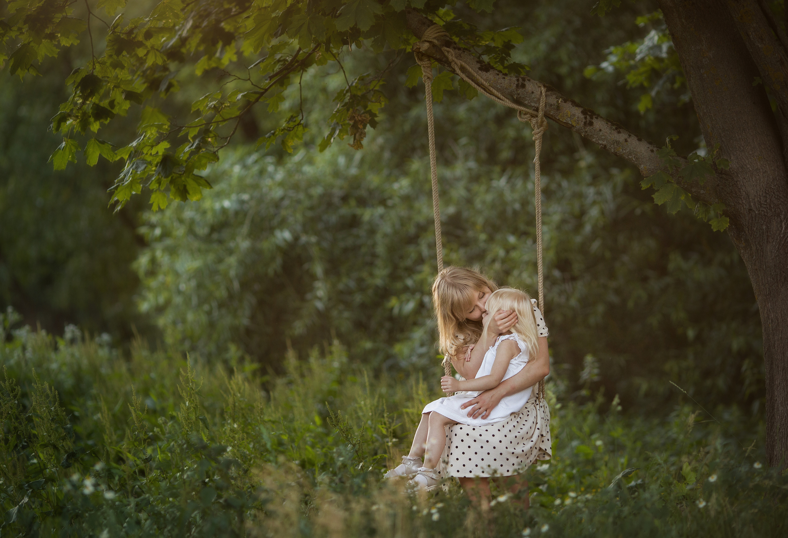 Family walk in a chamomile field. Family photographer in Vilnuis Svetlana Naumova