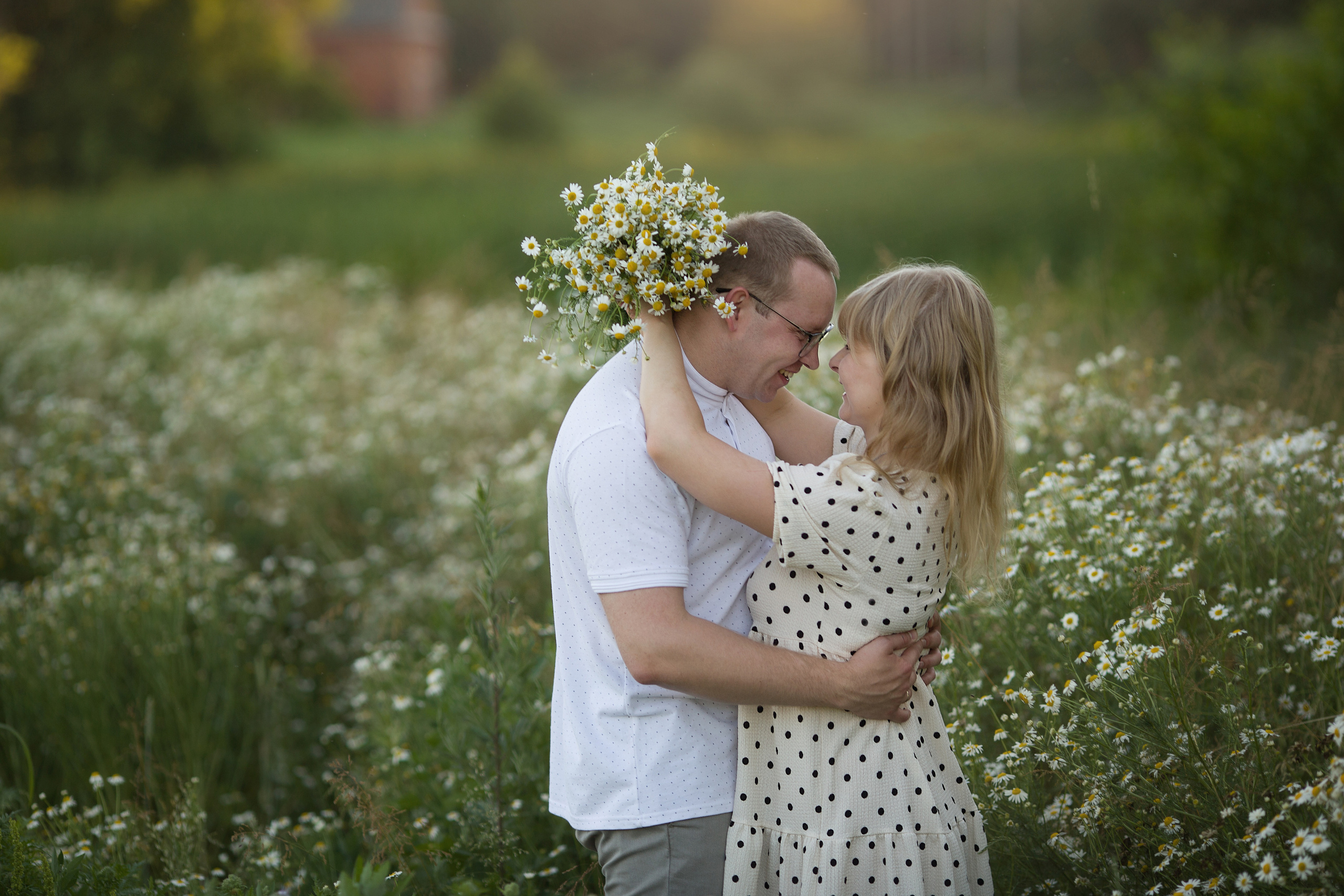 Family walk in a chamomile field. Family photographer in Vilnuis Svetlana Naumova
