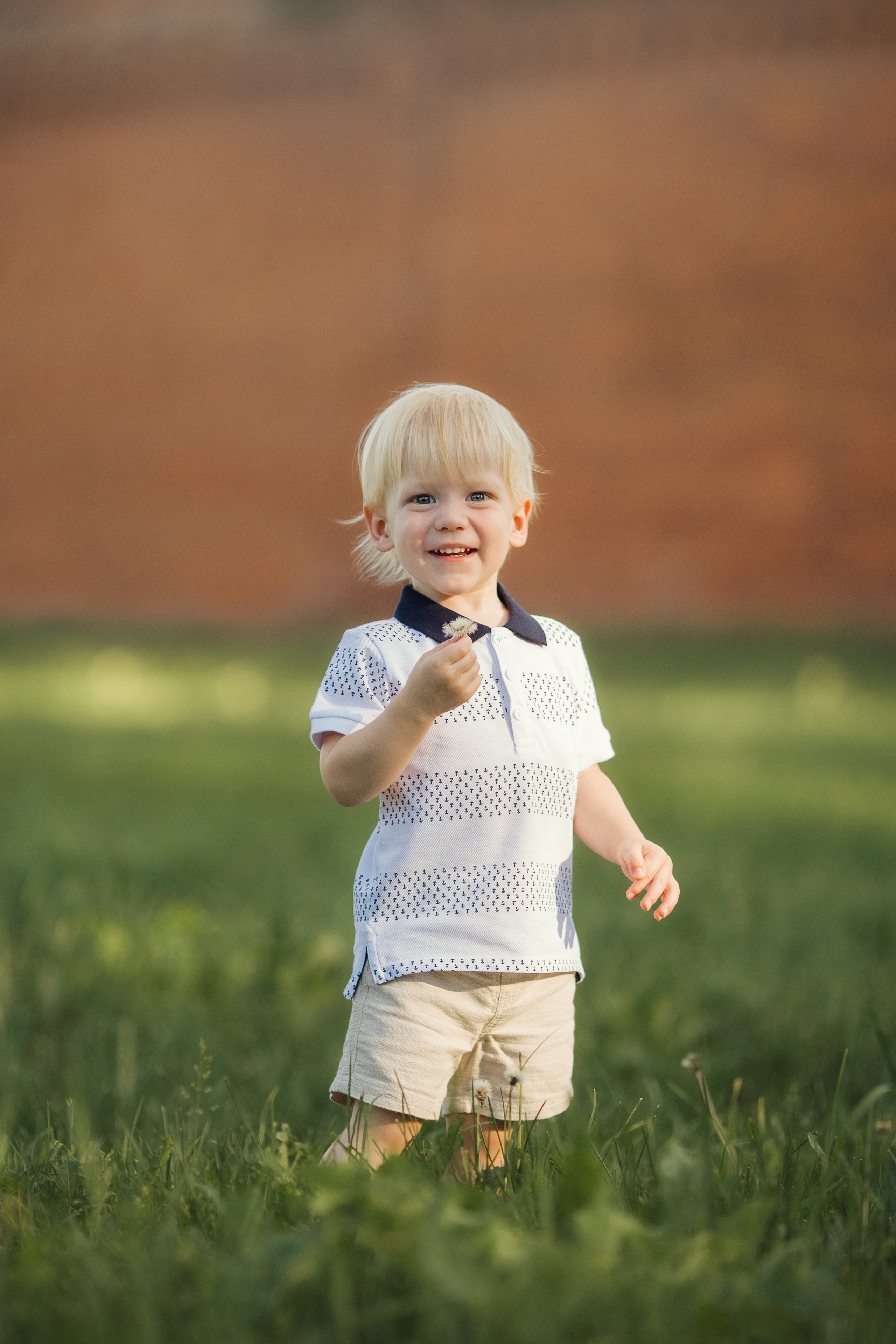 Family walk in a chamomile field. Family photographer in Vilnuis Svetlana Naumova