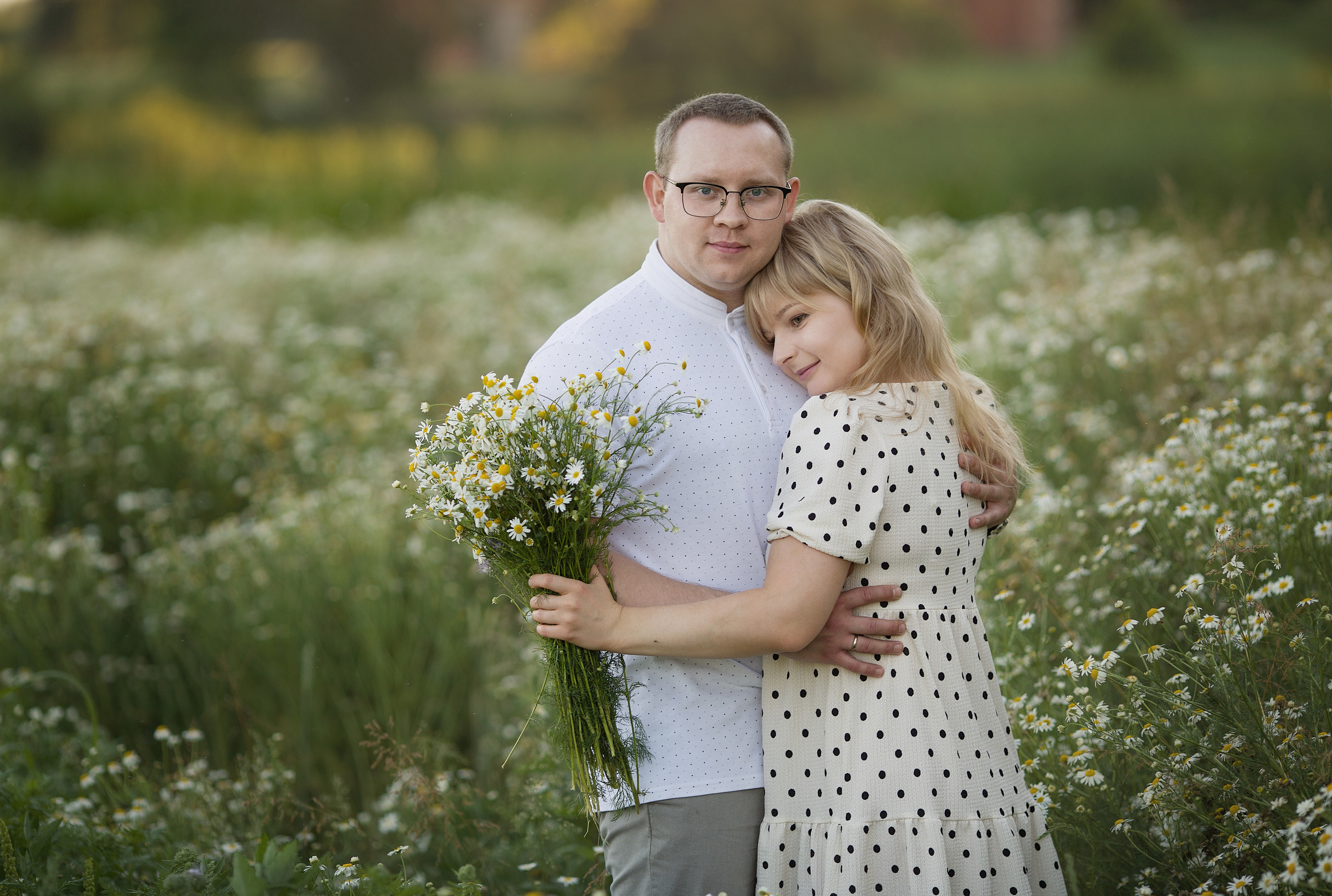Family walk in a chamomile field. Family photographer in Vilnuis Svetlana Naumova
