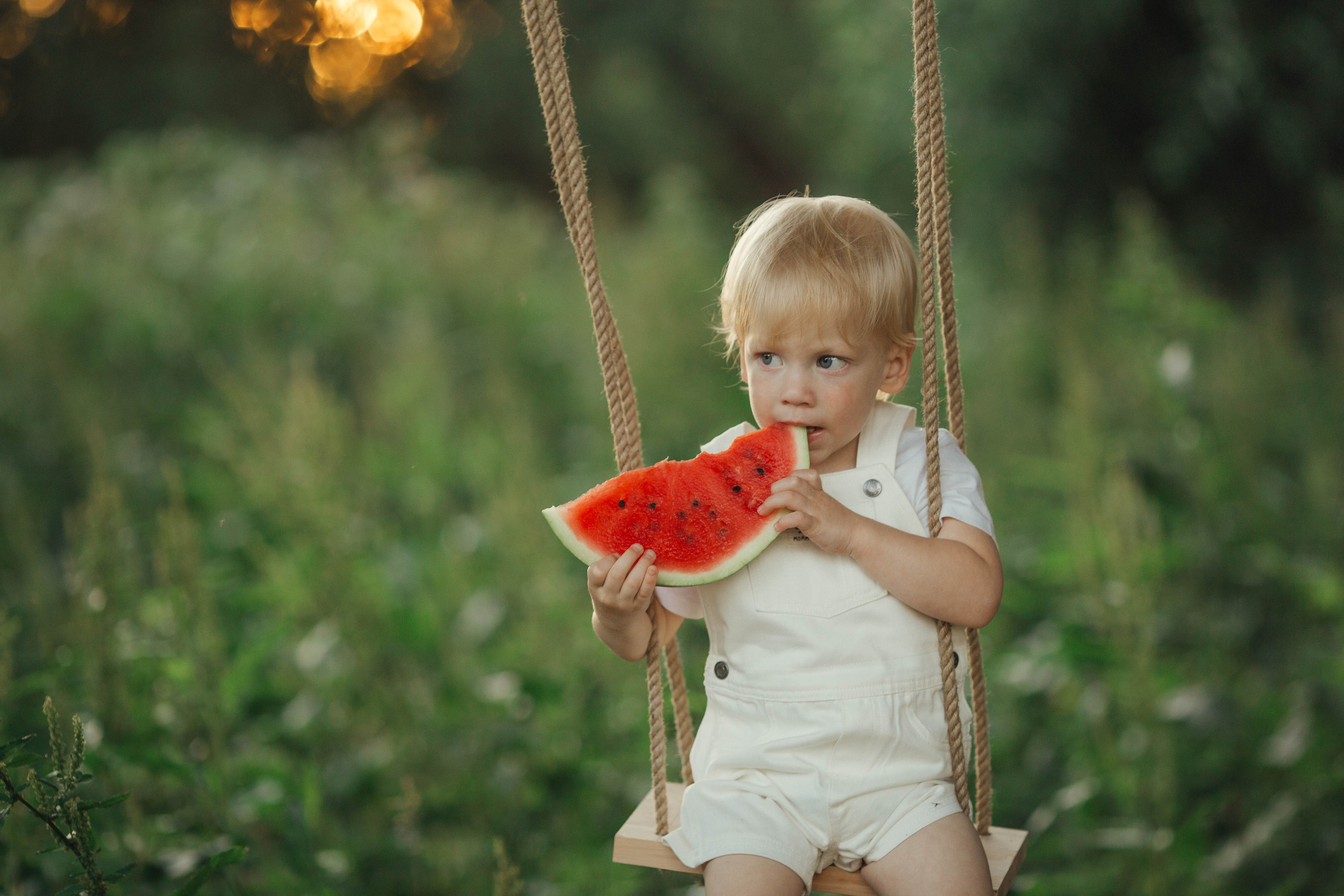 Family walk in a chamomile field. Family photographer in Vilnuis Svetlana Naumova