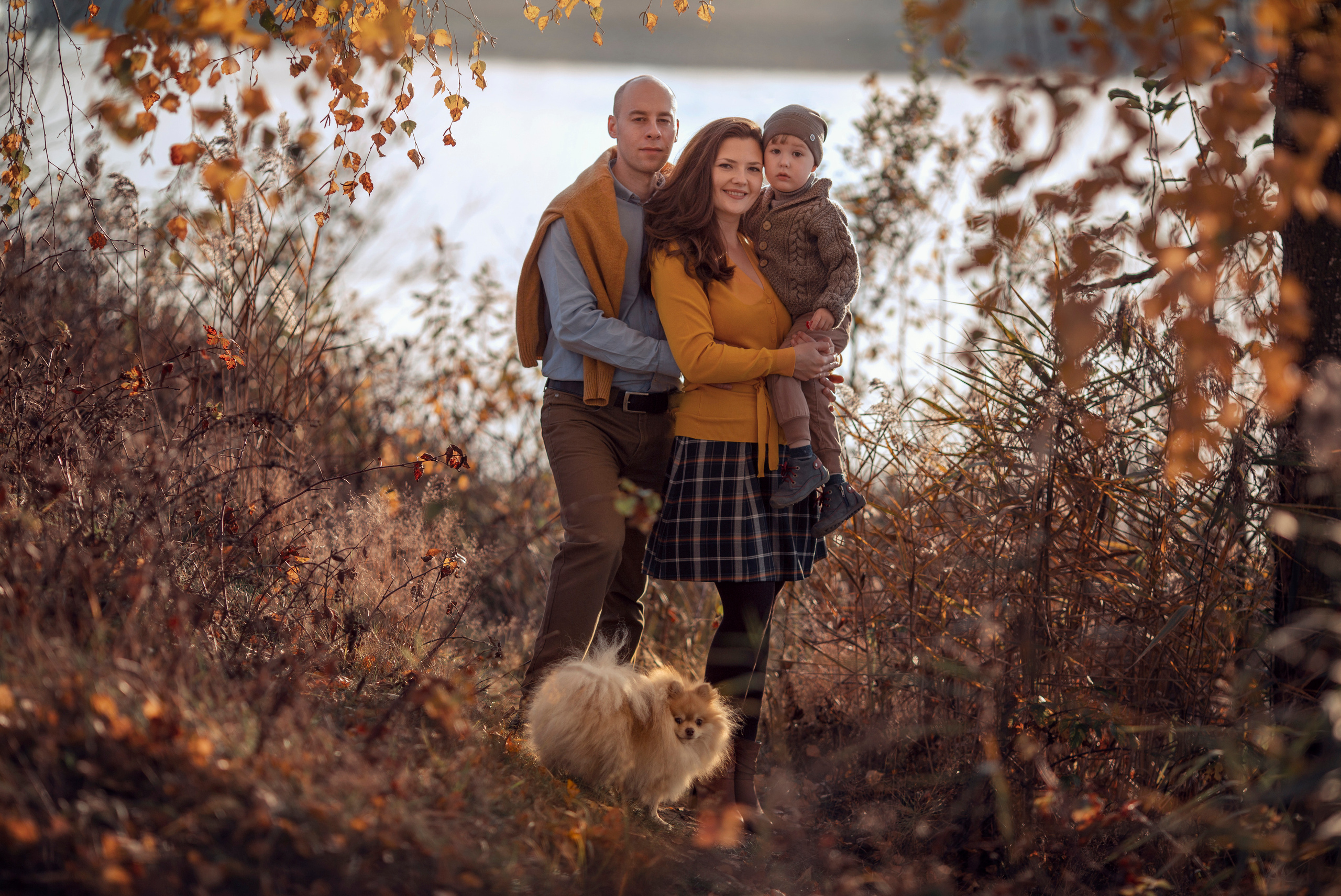 Beautiful family in one autumn day. Family photographer in Vilnuis Svetlana Naumova