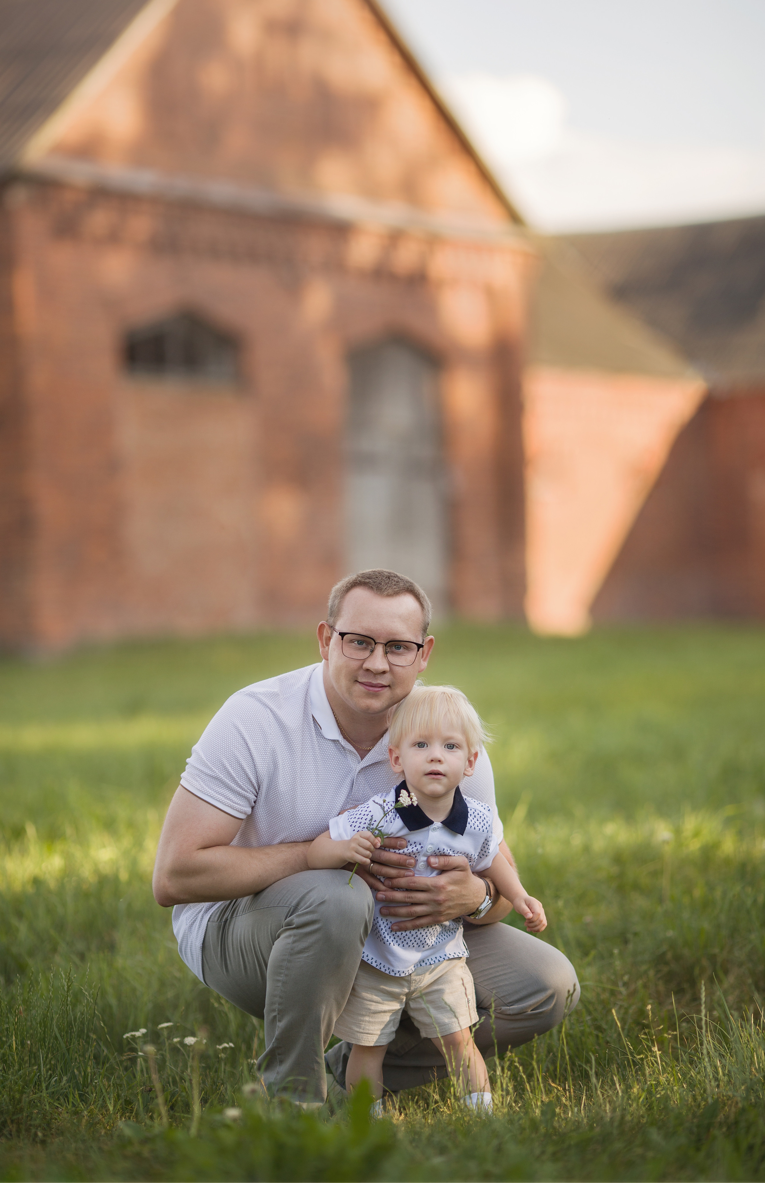 Family walk in a chamomile field. Family photographer in Vilnuis Svetlana Naumova
