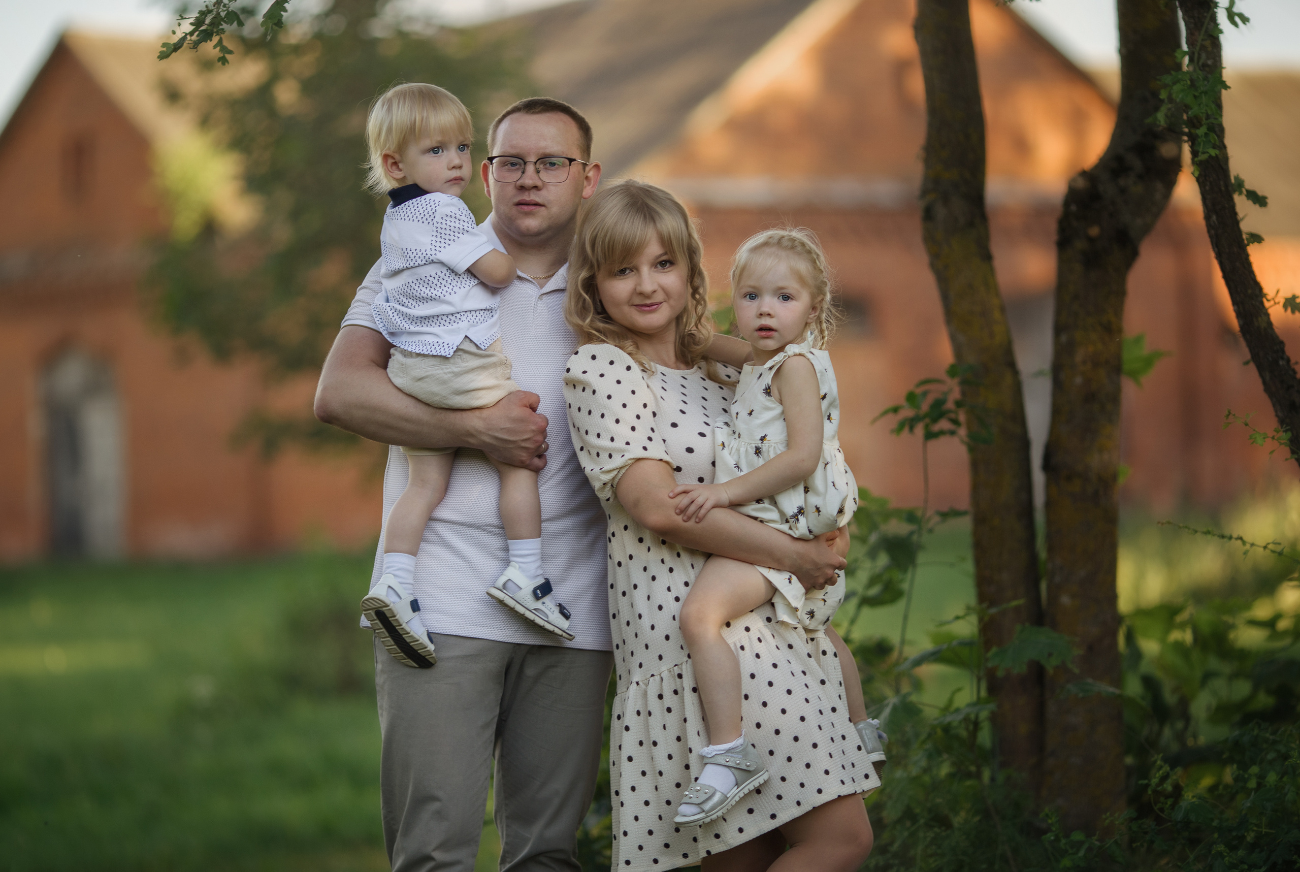 Family walk in a chamomile field. Family photographer in Vilnuis Svetlana Naumova