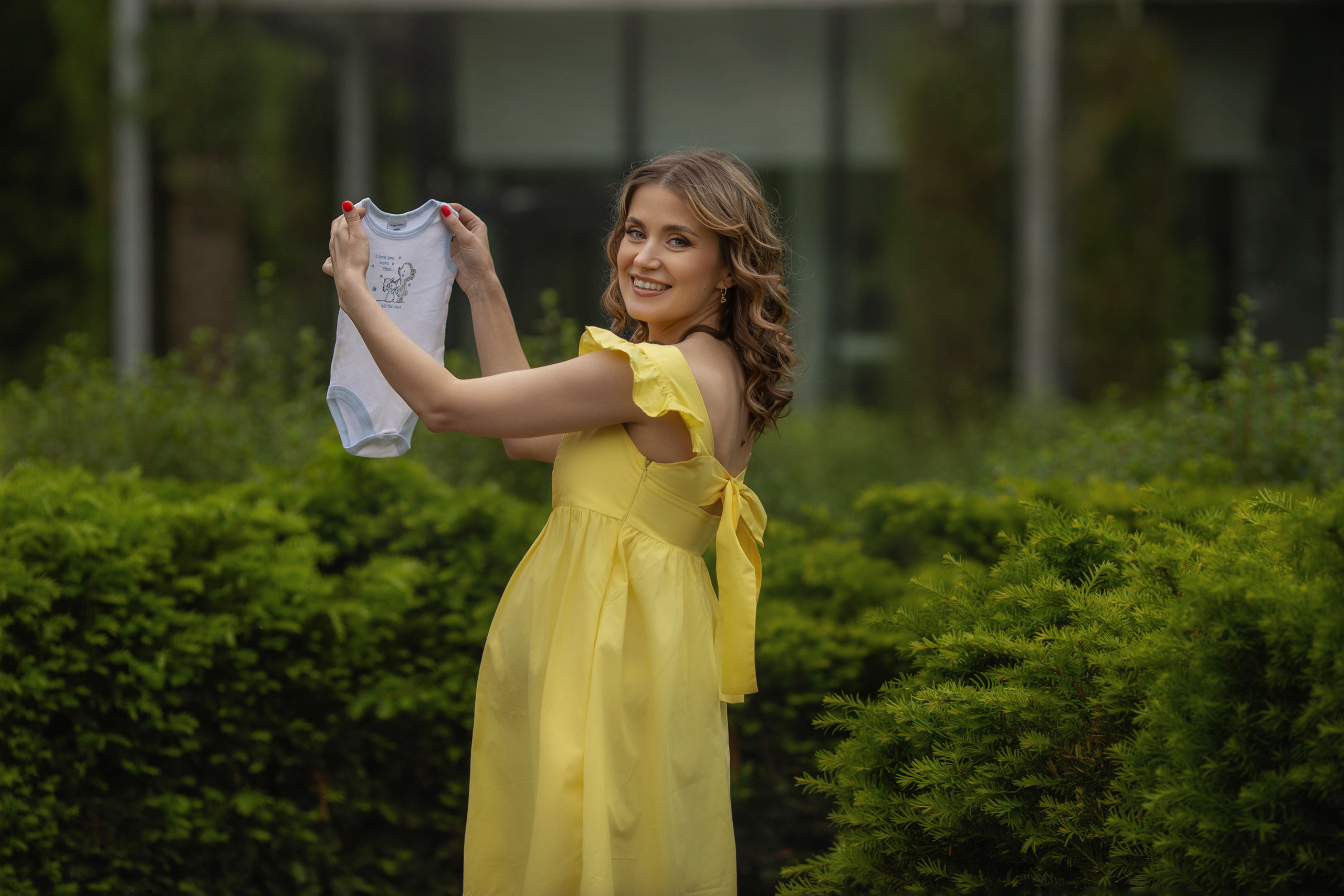 Olga is in the botanical garden. Family photographer in Vilnuis Svetlana Naumova