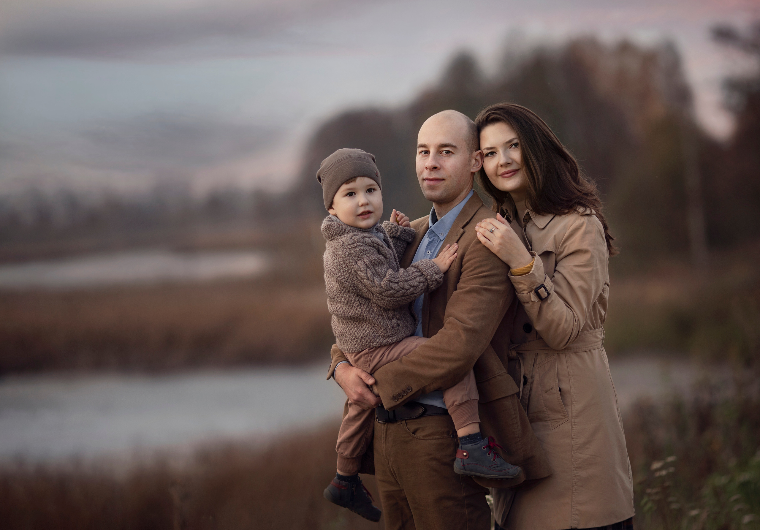 Beautiful family in one autumn day. Family photographer in Vilnuis Svetlana Naumova