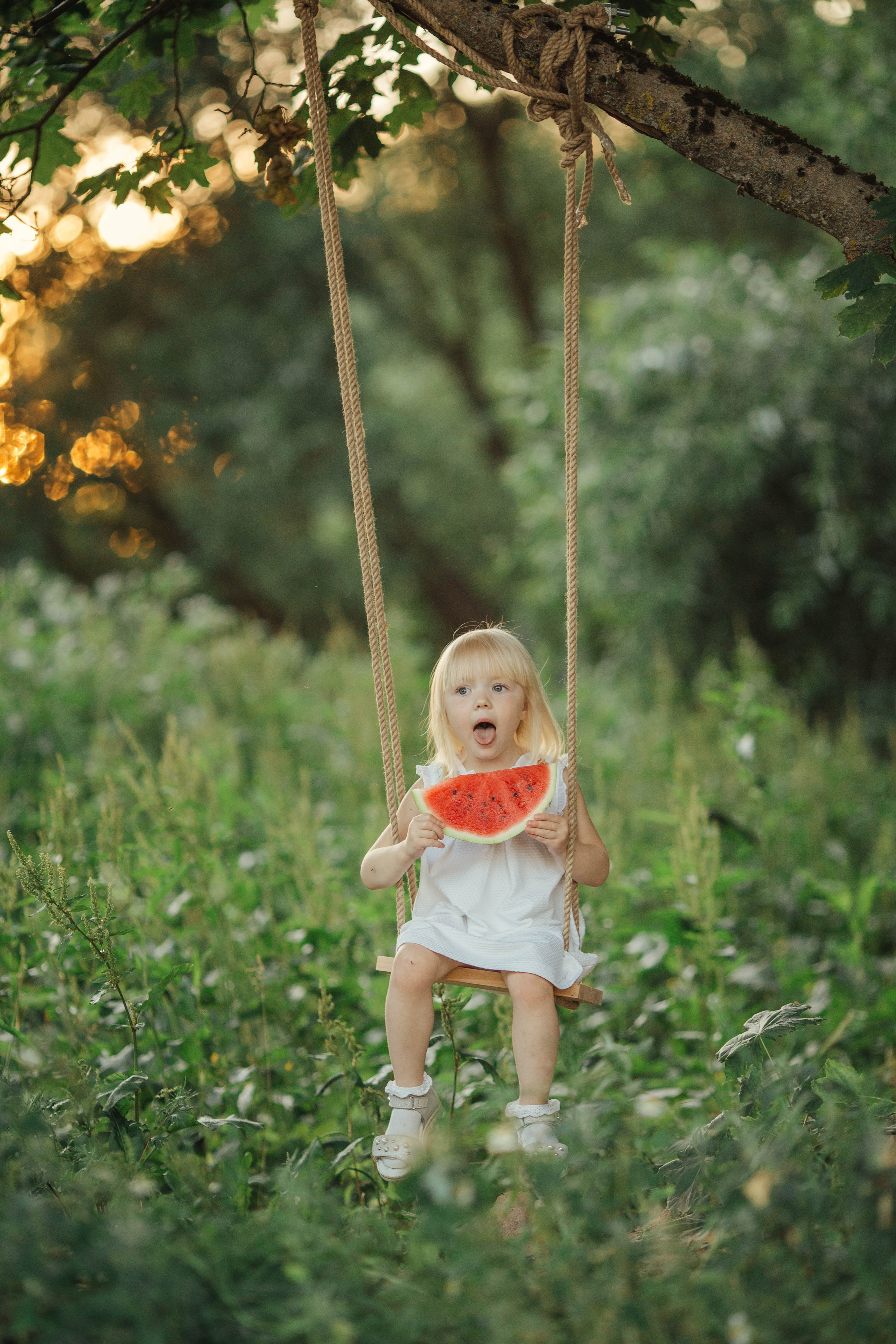 Family walk in a chamomile field. Family photographer in Vilnuis Svetlana Naumova