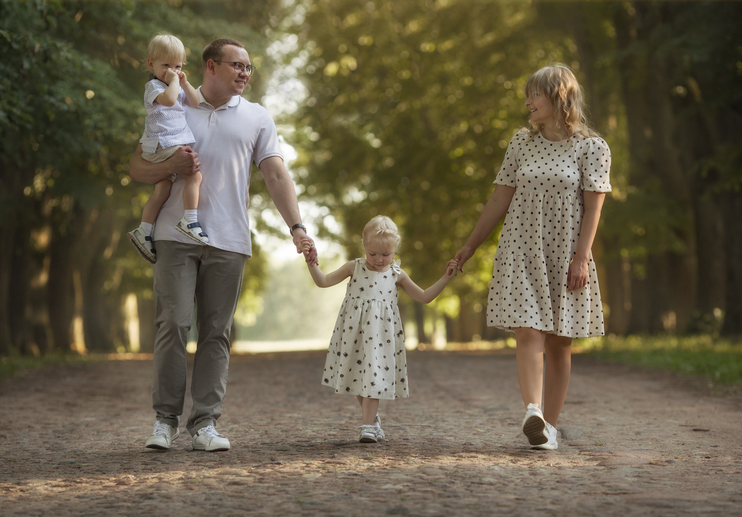 Family walk in a chamomile field. Family photographer in Vilnuis Svetlana Naumova