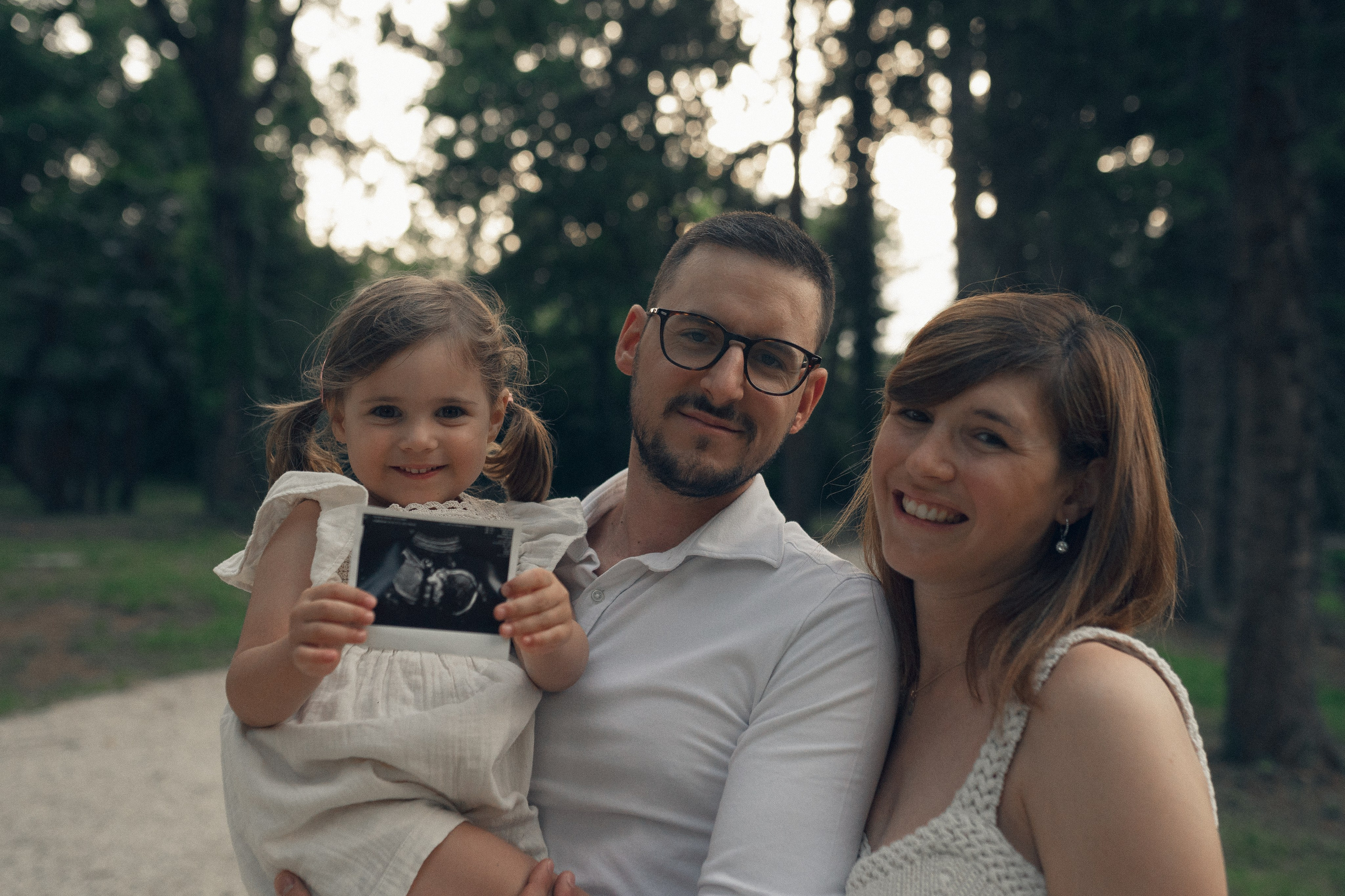 Shooting gravidanza al tramonto – mamma incinta vestita di bianco tra natura e luce calda