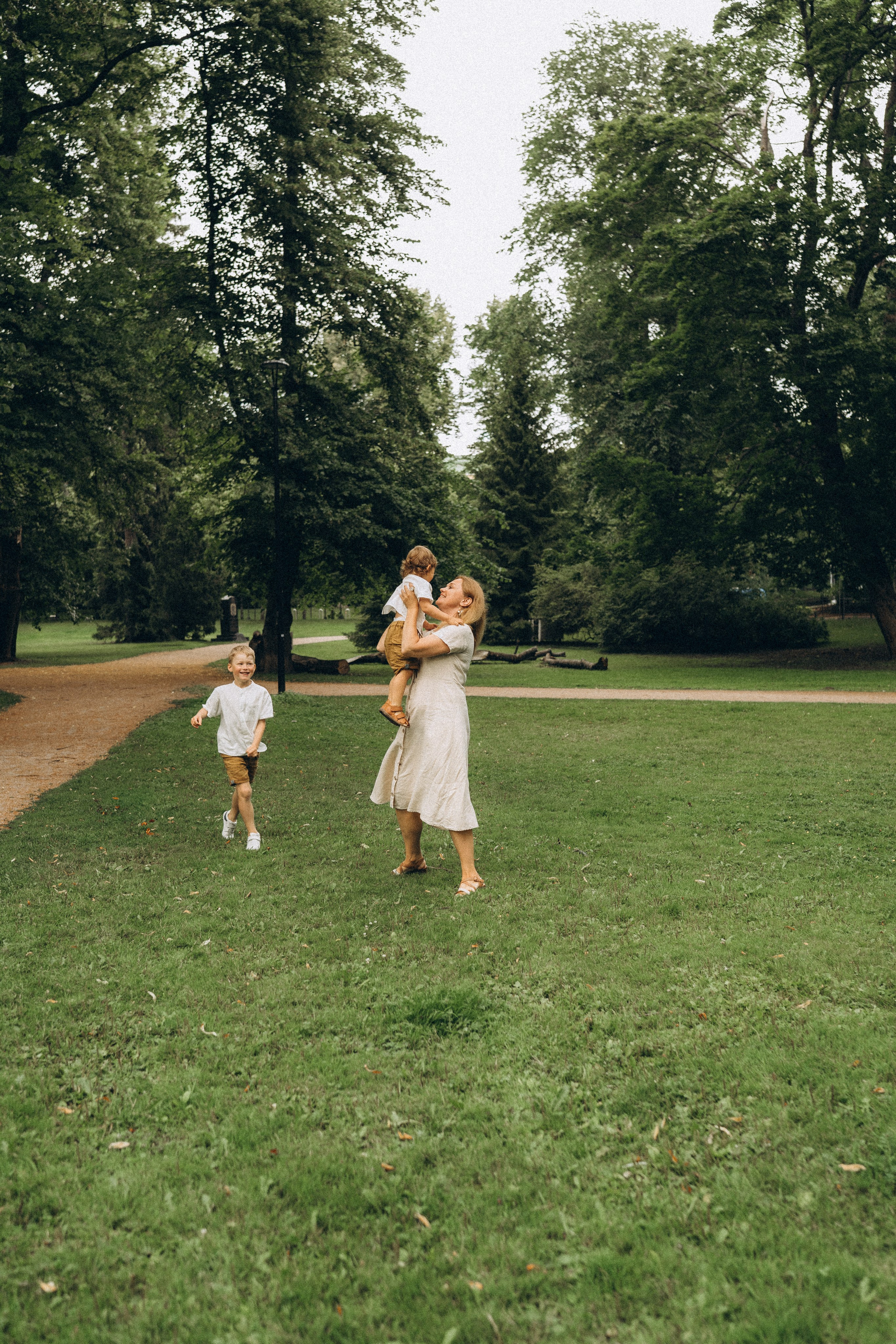 Kaivopuisto. Wedding and potrait photographer in Helsinki Vickan O