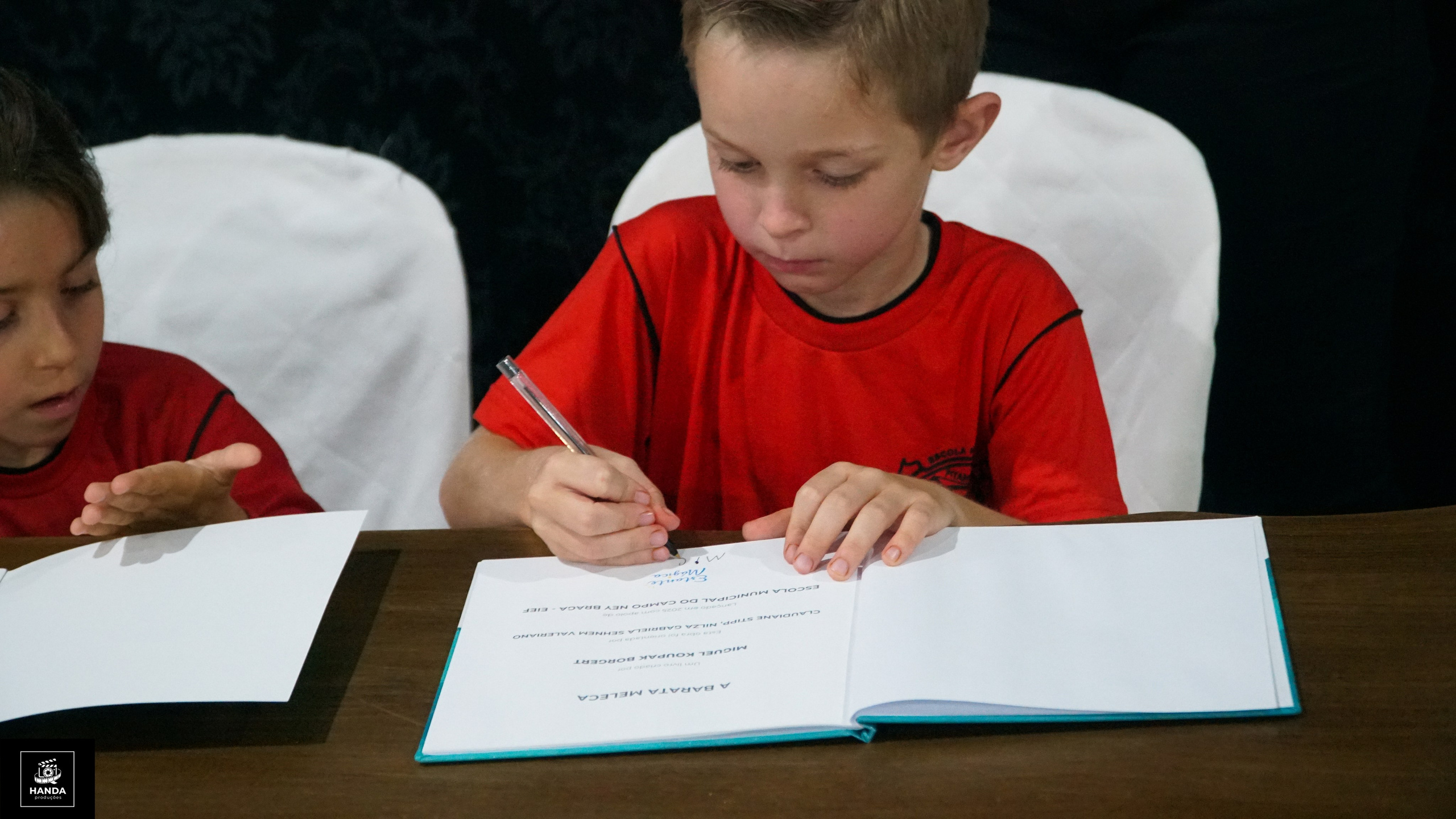 Noite autógrafos colégio Aurélio Buarque de Holanda. Handa Produções
