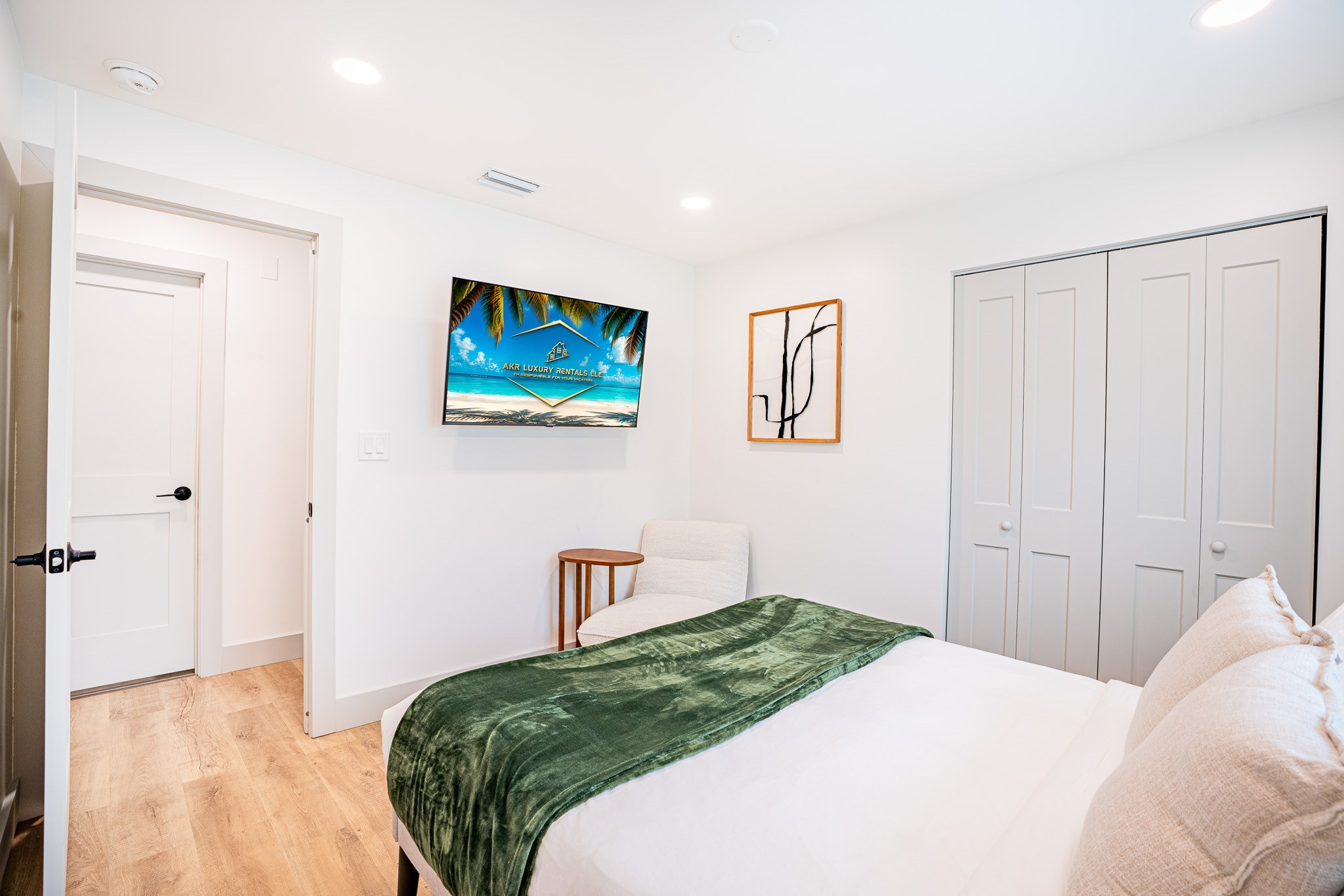 Airbnb: Real Estate 01. Welcome to my video and photo world!