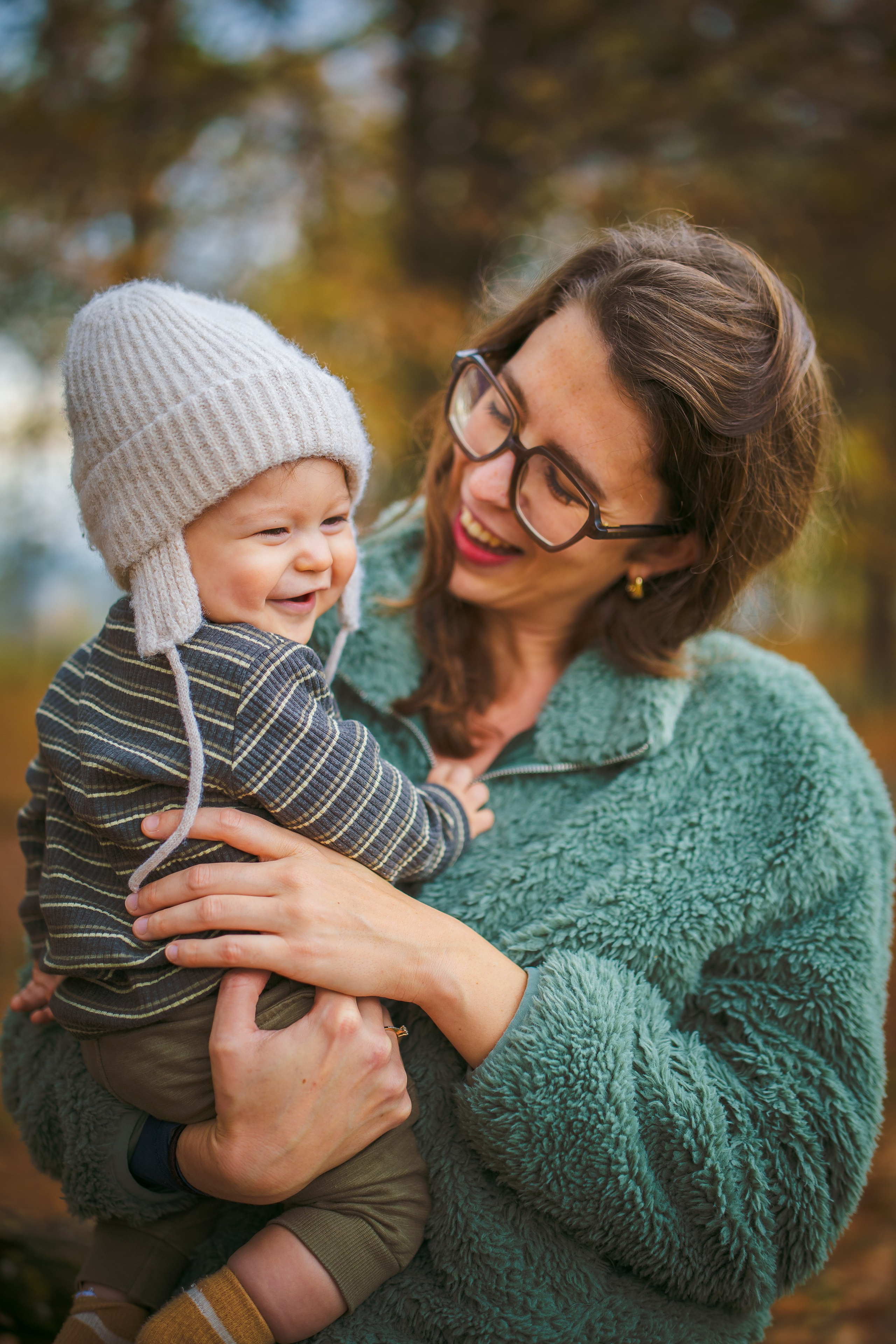 Liefdevolle familie knuffelt in het herfstbos - Kapture Fotografie