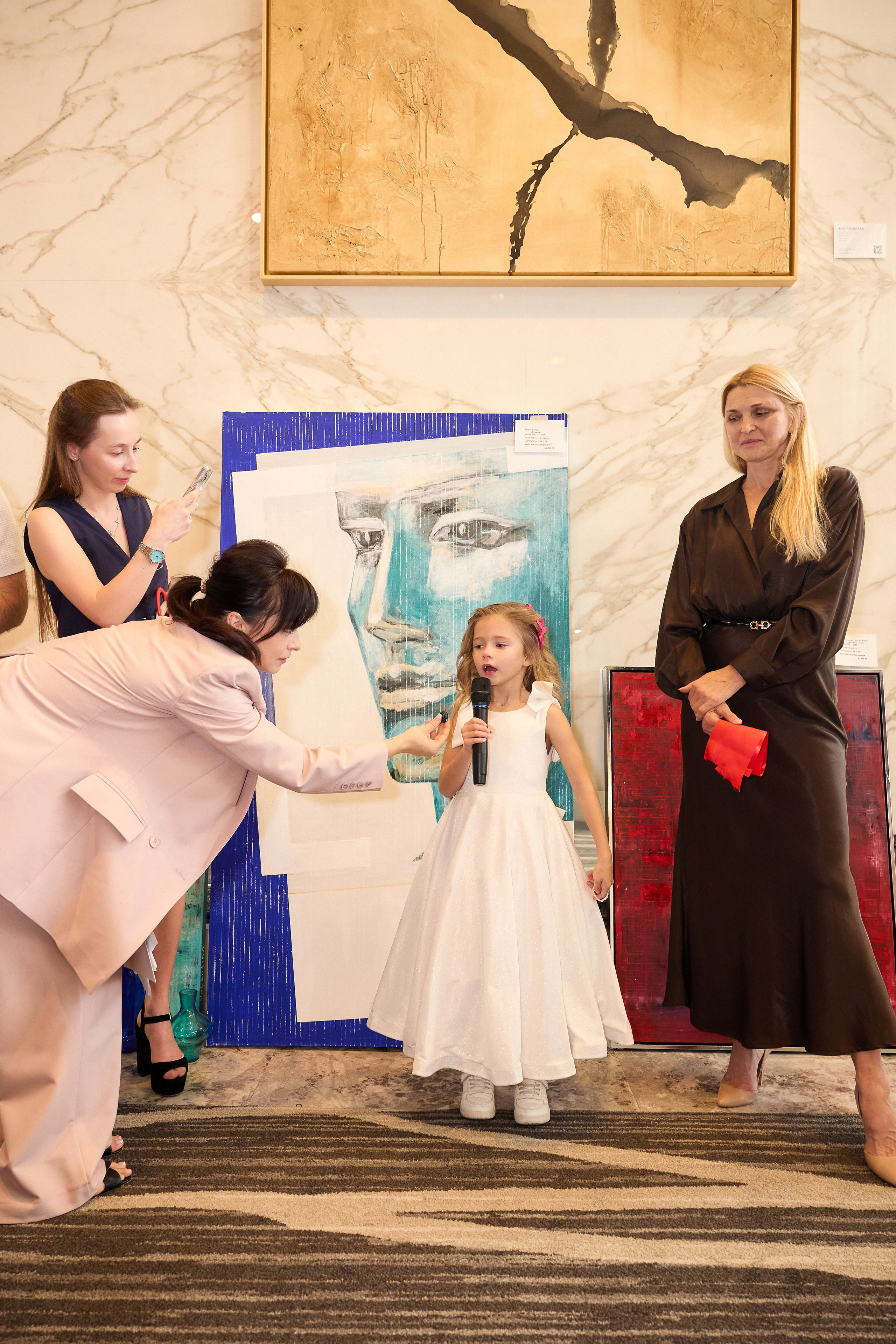 Авторская благотворительная художественная выставка Дианы Бортник. Фотограф Юлия Маковеева