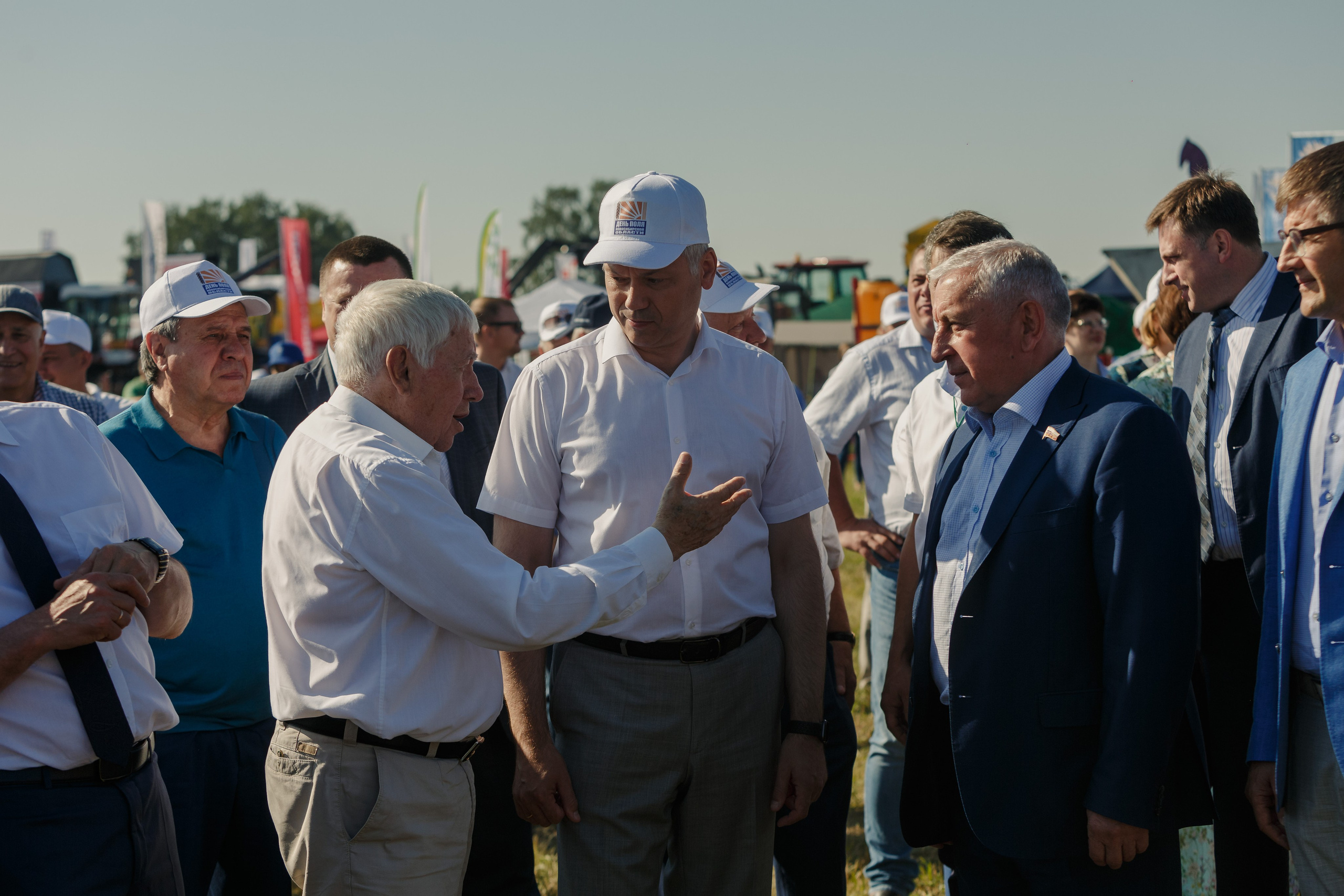 Exposición de maquinaria agrícola. Fotógrafo de retrato, familia y reportajes en Valencia | España | Europa Vitalii Lumier
